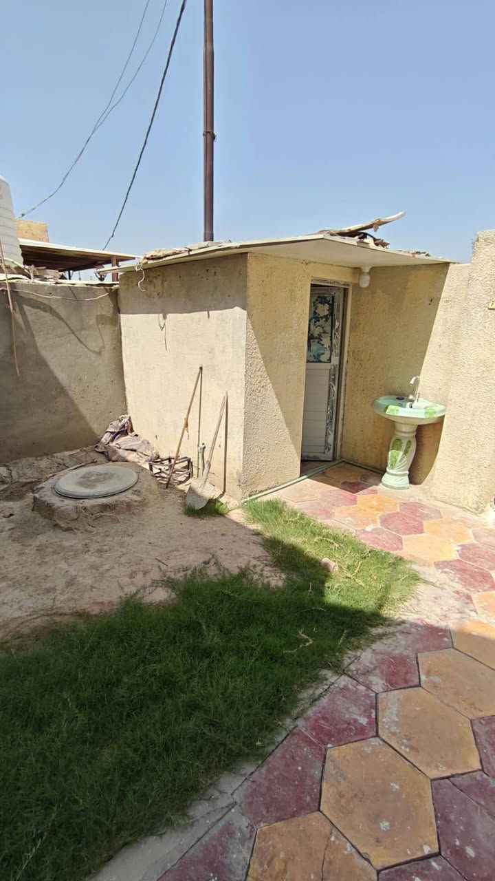 السلام عليكم
بيت للبيع المساحة 200متر واقع حال 220 متر  سند 25  يحتوي على غرفتين وهول واستقبال ومطبخ وصحيات داخلية وخارجية ومحل ومنضومة كامرات جميع الخدمات متوفرة ماء  كهرباء  مدارس مستوصف   عنوان طريق كربلاء _ بغداد خلف مدينة سيد الاوصياء تبعد 6 كيلو عن الإمام 
رقم الهاتف ***********
