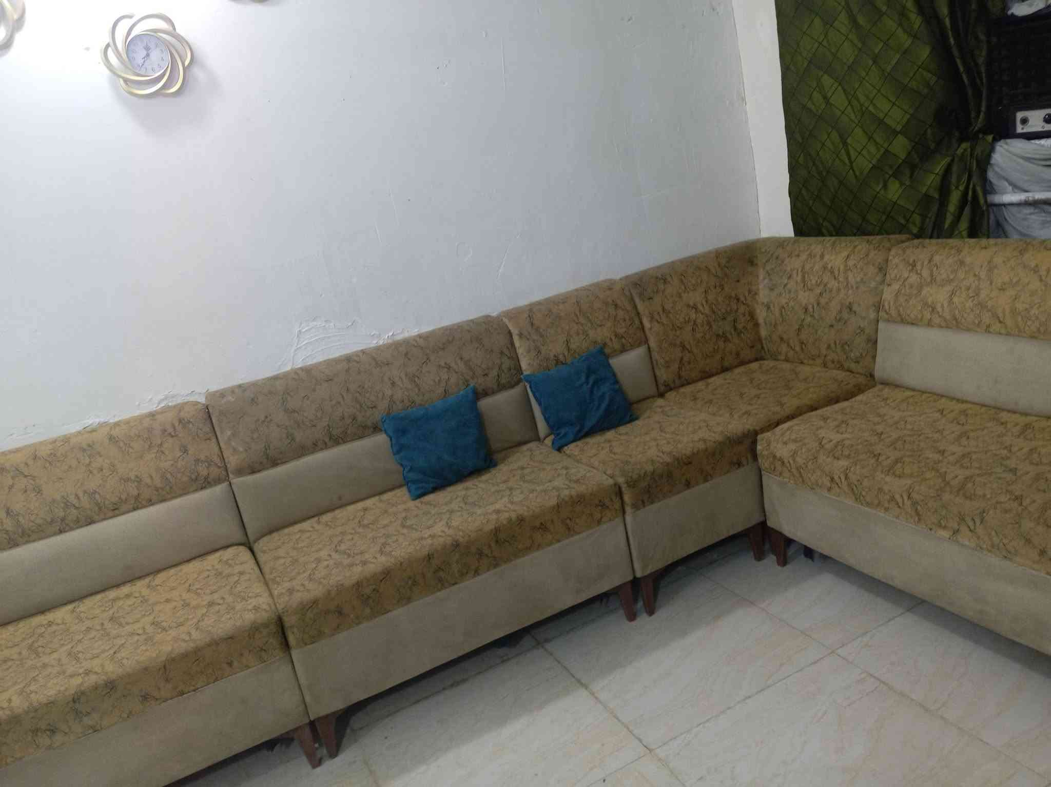 سلام عليكم تخم ديوان اي ضررر مابي تكمه البيع مقعد 10 سعر 150 مكان بغداد بل زعفرانيه اتصال *********** مستعجل ع بيعه مستعجل
