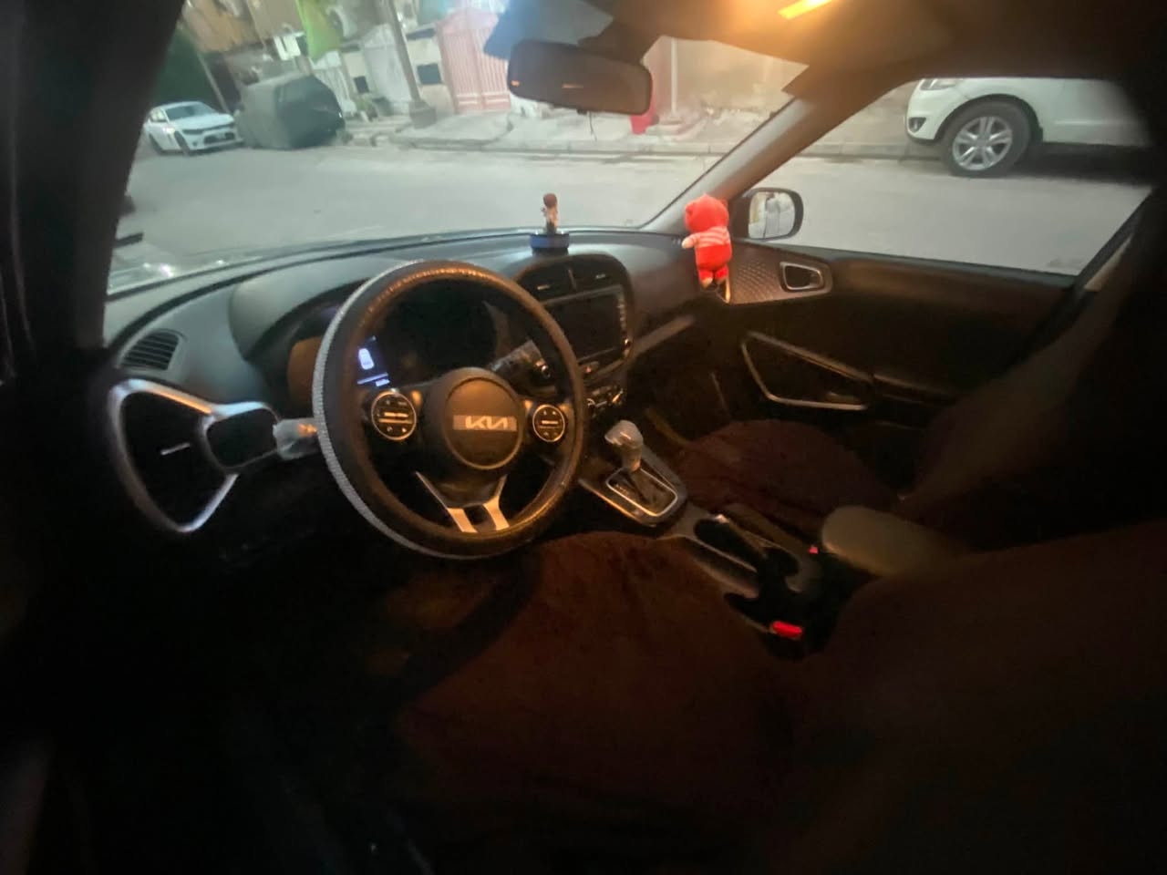 سلام عليكم كيا صول موديل 2024 السيارة بيها 3 قطع من امريكة الباب مال سياق ورة الباب وجاملغ بيها ايرباك البردة الخلفي طاك فقط محرك 2000 دوش رادار مانع نصدام وسبورت السيارة خير من الله السعر  150 وبيها مجال ورقم بغداد ***********
