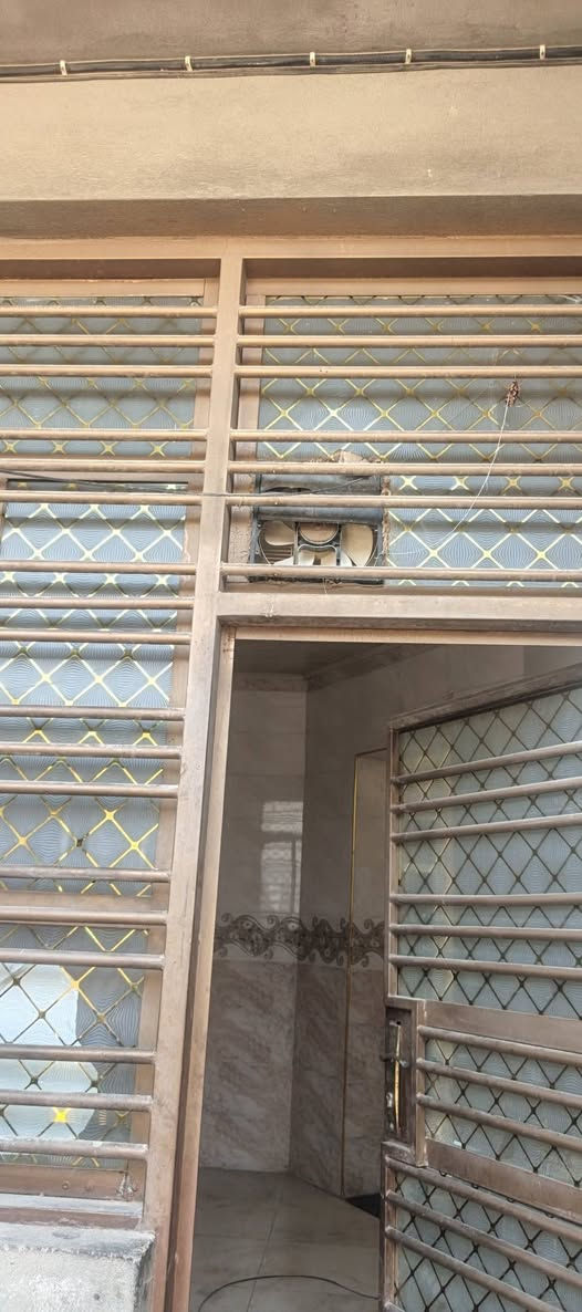الدار للبيع حي الزهراء المساحة 125متر خلف المصتوصف السعر 95معه المجال بصيط غرفة صالة مطبخ استقبال حمامات داخليه وخارجيه كنكريت مسلح ***********
