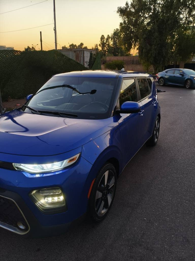 كيا سول 2020 فئة EX محرك 2000 DOHC (سبورت + رادارات) - رقم أربيل - بحالة ممتازة
📝 تفاصيل الإعلان:
🚗 كيا سول (Kia Soul) موديل 2020 - فئة EX
سيارة منزلية وعملية، تجمع بين القوة والاقتصاد بالوقود، نظيفة جداً وبحالة ممتازة وجاهزة للمشي بدون أي مصاريف إضافية.
🔹 أهم التفاصيل:
الموديل: 2020
الفئة: EX (فول مواصفات)
المحرك: 2000cc DOHC (أداء قوي وسلس جداً)
المسافة المقطوعة (الماشية): 165 ألف كم (مشي حقيقي وصيانة منتظمة)
المحرك والجير: بحالة ممتازة جداً، تبريد ثلج، وميكانيك متناسق 100%
صرف الوقود: اقتصادية جداً وعملية للاستخدام اليومي والسفر
ملاحظة ميكانيكية: السيارة بدون حجر بيئة
الحالة العامة: بشرط الفحص (مكينة، جير، وشاصي)
✨ مواصفات فئة EX (أنظمة أمان وقيادة كاملة):
⭐️ وضعيات القيادة: نظام أنماط القيادة المتعددة Drive Mode مع وضعية Sport Mode لأداء رياضي وتسارع ممتاز.
⭐️ أنظمة الأمان والرادارات الذكية:
رادار أمامي: لمنع الصدمات والتنبيه المبكر من الحوادث.
رادار جانبي: لمراقبة النقطة العمياء (Blind Spot Detection).
رادار خلفي: للتنبيه من حركة المرور عند الرجوع للخلف.
نظام تحذير: عند الخروج عن المسار (Lane Keeping Assist).
⭐️ الشاشة والتكنولوجيا: شاشة لمس كبيرة تدعم Apple CarPlay و Android Auto + كاميرا خلفية بدقة عالية.
⭐️ الراحة والقيادة:
مثبت سرعة (Cruise Control).
كوشن سائق كهربائي مع تدفئة للكوشنات.
مقود (استيرن) جلد مزود بتدفئة وتحكم كامل بالصوت والأنظمة.
⭐️ المواصفات الخارجية والإنارة:
إضاءة خلفية (باك لايت) LED بالكامل بتصميم عصري وجذاب.
ويلات ألمنيوم (جنوط) قياس 17 إنش أصلية.
إضاءة LED نهارية وكشافات مهيأة للرؤية بالضباب.
⭐️ الميزات الإضافية: شاحن وايرلس للهواتف الذكية، تشغيل بصمة / دخول بدون مفتاح (Keyless Entry)، ومنافذ USB متعددة.
📄 الأوراق والسنوية:
الرقم: أربيل
السنوية: باسم شركة (الوكالة أو التحويل مضمون وجاهز فوراً)
الأوراق: كاملة ومكفولة 100%
💰 السعر المطلوب: 110 ورقه 
📍 المكان/الموقع: بغداد
📞 للتواصل والمُعاينة: *********** (متاح اتصال أو واتساب) بغداد, العراق
