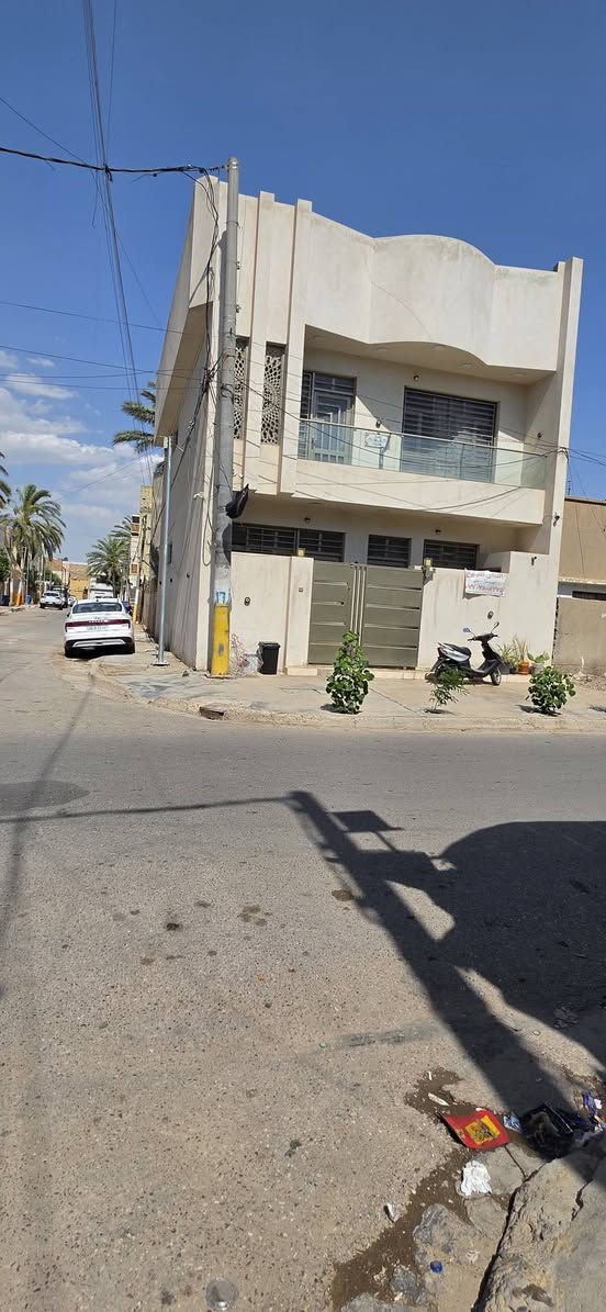 دار للبيع حي لجوادين شارع المحكمه عا شارع ركن بناء جديد 
بي ٥ غرف وخدمات لمساحه ١٠٠ .لواجه 8x12 ونص 
***********
