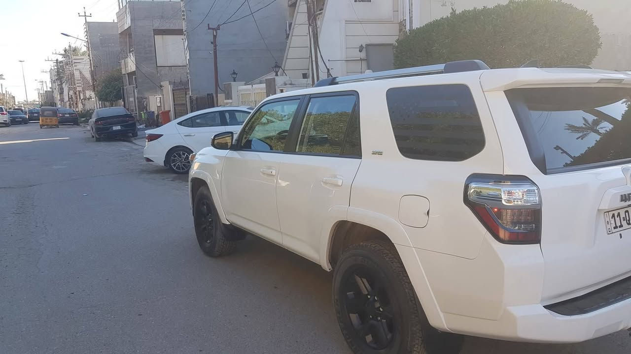 السلام عليكم ورحمة الله وبركاته
الدبابة اليابانية فور رنر لون ابيض صدفي Sr5 موديل ٢٠٢٢ 
كير محرك v6  مكفول كفالة بلادي 
تبريد ثلاجة
رادار امامي
بصمة ابواب بصمة تشغيل 
فول تحكم ستيرن جهتين وتدفئة بالستيرن
شاشة كبيرة مع كامرا دوارة
نظام تحديد مسار 
نظام مانع انزلاق
٣ أنظمة قيادة ايكو ، نورمال ، سبورت
كشنات كهرباء، 7 راكب 
حساس امامي + خلفي
هوك خلفي 
السيارة ماشية ٥٧ 

اخوان حادث السيارة سطحي جاملغ وبنيد بدون دواخل  بدون شاصي نهائياً
السيارة  رقمها بغداد الرقم الجديد بأسمي شخصيا
مكاني بغداد غزالية سعرها 275 وبيها مجال كلش بسيط 
وما اعتقد اكو هيج موديل بهيج حادث بدون شاصي مع الرقم بهيج سعر 
***********
