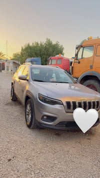 للبيع او مراوس جيب شيروكي ( بزون ) لاتتيود2019 محرك V4 2400 مواصفات لا...