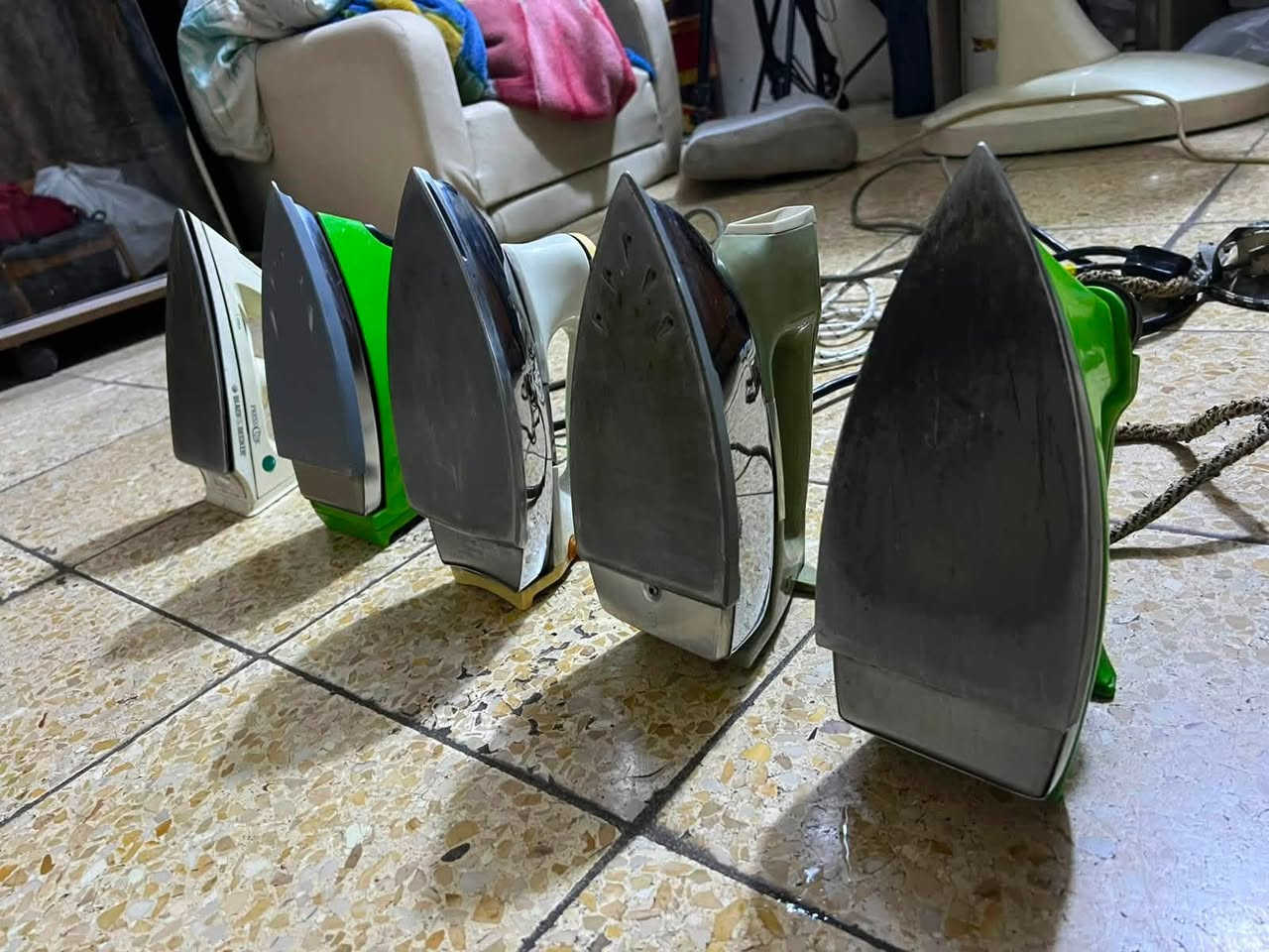 السلام عليكم
اوتي موديل قديم 
عندي ٥ قطع
القطعة ب ١٠ والياخذها كلها
احسبها كلها ب ٣٥  الف
٤ شغالة واحد بس كيبل الاخضر
التواصل خاص او واتس اب
***********
مكان / حي الجامعة بغداد
التوصيل فقط للكرخ متوفر
