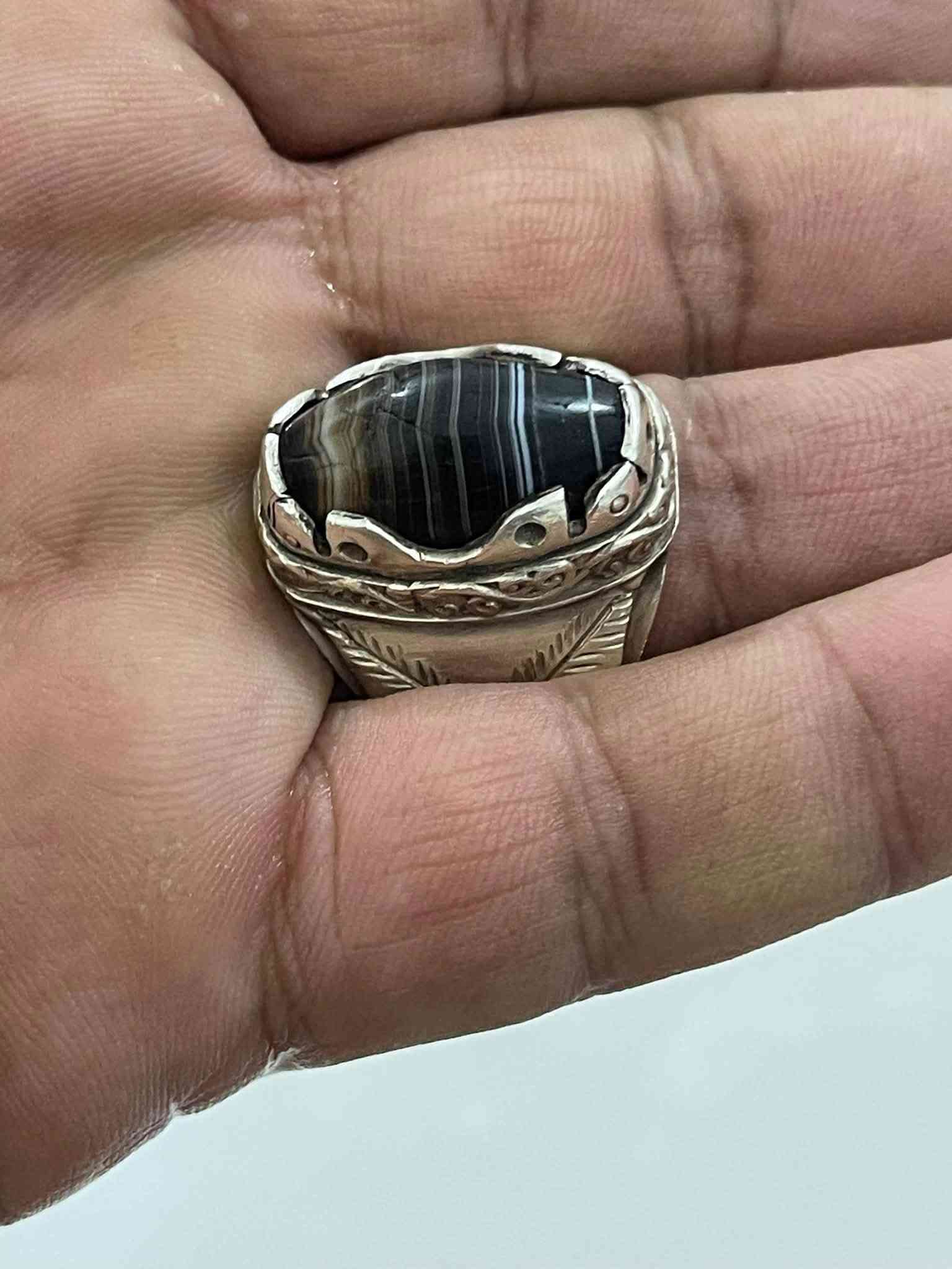 السلام عليكم
جزعه يمانيه قديمه 
الصياغه سالم وزنه 30غرام 
للبيع ***********
