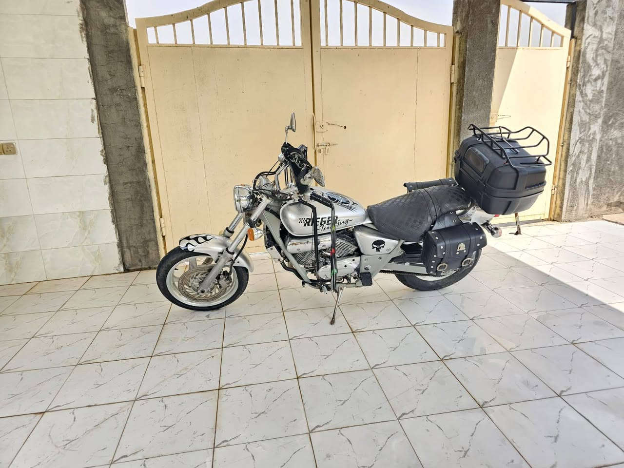 السلام عليكم دراجه هارلي HONDA محرك 250 اواراقه موجوده  محركه نشط خير من الله كفاله عامه مزوده بجنط صفح وجنطه خلفيه كبيره تايرات جدد زوج أمامي وخلفي قبل شهر شديتهن مي رادينر اخضر دهنها مبدله جديد وياها غراض احتياطيه كلهن وياها 
1-دبلات خلفيه
2- دبل امامي 
3- ماشه خلفيه كامله
4-ركبه اماميه 
5- يده كلج
6-وعقل كامل للعلم العقل وحده 75 
7- ضفيره دراجه كالمه احتياطيه
8- شخطه سلف
9- عتله تبديل كير كامله 
10- عتله بريك هيه وشيش البنزات كامله 
11-قبق تانكي 
12- جوزه 
13- كاك بانزين 
14-مجمع سلف كامل 
15 - ستان صفح
16- دواسان 
17- فافونه دشبول كامله 
18-قبق دشلي زنجيل 
العنوان ديالى منصوريه الشط قرب سيطره الغالبيه  الرقم ***********
