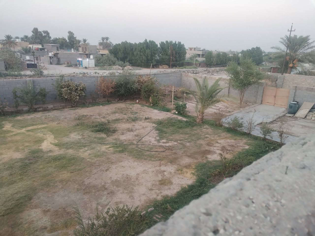 دار للبيع المساحة ١٥٠ م صرف مع مساحة محرم ١٠٠٠ مساحة الحديقة في الحصوة حي القدس موقع الدار على النهر خلف مركز الشرطة يبعد عن الجسر الحديدي تقريبا ١٠٠م الاتصال على الرقم *********** أو *********** أبو ليث الباوي
