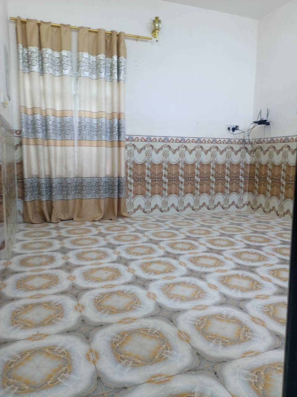 بيت بحي الزهور / الهنديه للبيع
مساحه //200 متر بالمنطقع العاليه 
يفتح على حديقه

البيت طابقين مسلح  بناء عام 2019

الطابق الاول //
غرفتين نوم + صاله + مطبخ + استقبال
صحيات داخليه وخارجيه 
 
الطابق الثاني//
اربع غرف  نوم + صاله + صحيات 
 
للاستفسار اكثر الاتصال بالرقم //
                          ***********

او مراجعة مكتب الضامن للعقارات
بحي الصدر مجاور صيدلية ركن العلاج
