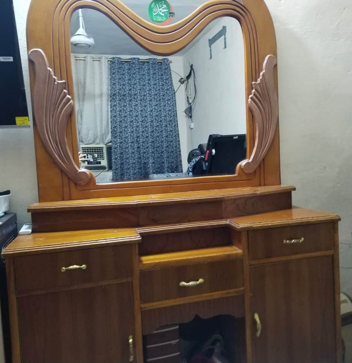 الاخشاب  ٢٠٠ الف
والمرجوحة ٣٠٠ 

على الرقم ***********
