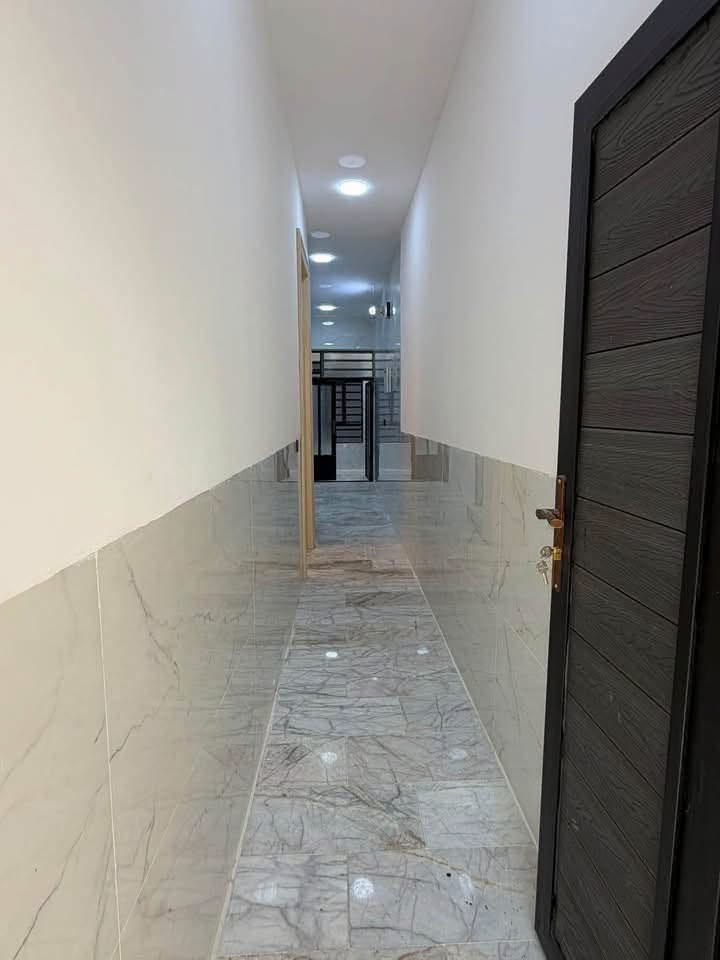🏠 عقار مميز للبيع - فرصة لا تعوّض! 🏗️
ملاحضه / العنده عقار 🏡#للبيــــــع ويريد يبيع  #دزولنه كافه التفاصيل العقار مع ذكر السعر ورقم التلفون ☎️وان شاء الله باقرب وقت ينباع يمنه 🤲❤️
————————————————-
🔸دارين تونات للبيع طابو صرف #بناء_حديث 
100متر الواجهه 5م والنزال 20م مدخلين 
بناء سنة 2026🔑 تسليم مفتاح تكمه كامل مكمل

🔸الطابق 1️⃣كراج وخدمات خارجيه ومدخلين واستقبال ومطبخ  وخدمات داخليه وغرفه نوم جوه
     الطابق 2️⃣غرفتين نوم وخدمات وبلكونه وصاله 
     الطابق 3️⃣بيتونه كبيره وسطحين امامي وخلفي
 
🔸موقع العقار ممتاز جدا📍الشعب شارع الصحه قرب سوك شلال شارع عريض عرضه 15م ورصيف عريض عرضه 2م + مناسب جدا لحك قبل لاينباع

🔸السعر: 255 مليون وقابل للتفاوض 

مكتب ابو علي الدراجي للعقار 🏛️
المكتب مجاز رسميآ _وؤكيل منصه عقاريه ✅ 
 الشعب-نهايت شارع الصحه-مقابيل كرزات ركن الصحه 
***********📞
***********📞 ‭
***********📞
