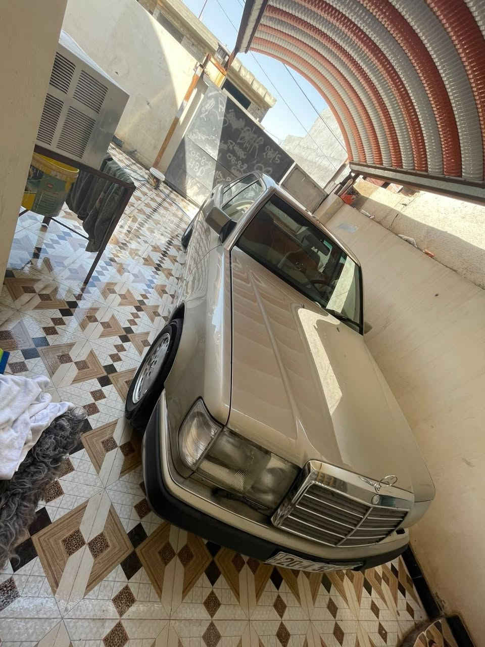 السلام عليكم سياره مارسدس موديل ٩١ رقم ديالى انكليزي مشروع وطني سنويه نافذه منذ شهر مكينه بلاد كير اوتماتيك صدر تخم تاير تبريد تدفئه كله مكفول السعر ٧٠ بيه مجال بسيط العنوان ديالى كنعان الرقم ***********
