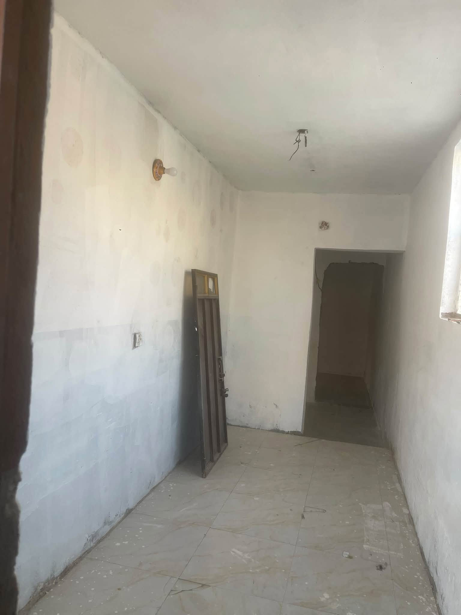سلام عليكم 

دار لبيع زراعي 
لمساحه 100متر واجهه 5نزال 20
طابقين متكون من ستقبال ومطبخ وغرفتين نوم
وصاله وصحيات خارجيات وكراج مساحه بصيطه 

السعر 35

لعنوان بعقوبه باب الدرب 
لستفسار ***********
