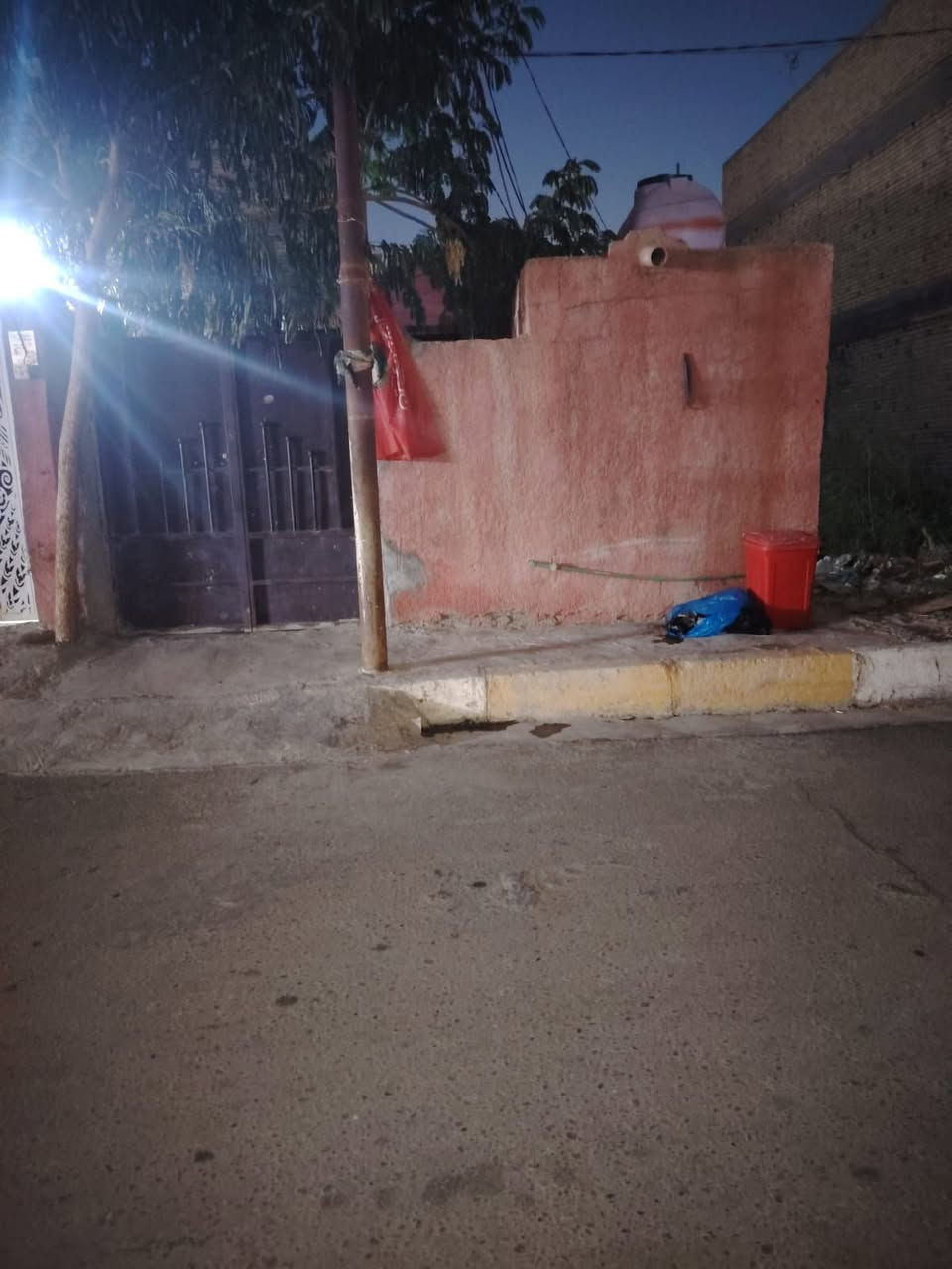 دار للبيع مساحه 100متر نزال 20ابيع دار سعر قطعه يحتوي دار عله غرفه وصاله ومطبخ العنوان نهايت حي العامل نفس الفرع مال مول الباقر  مكلف بنشر يرجي تصال عله رقم ***********
