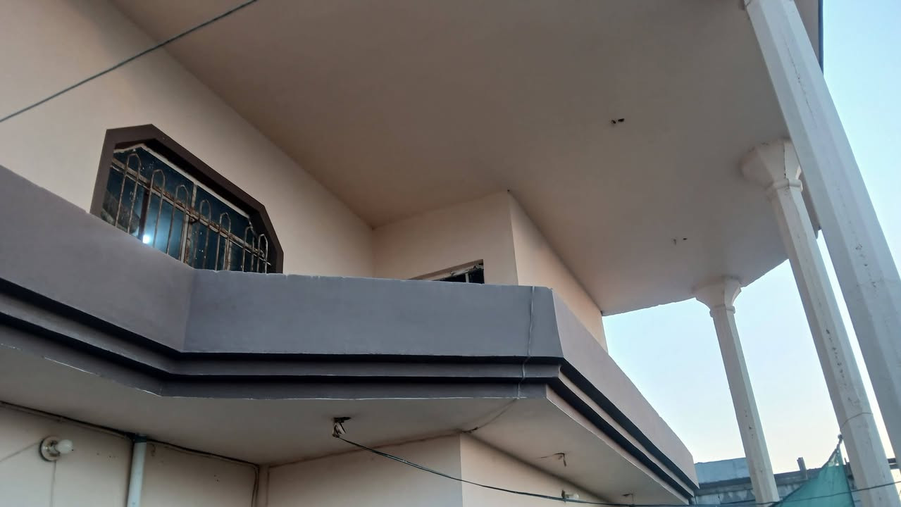 دار للبيع موقع ممتاز ركن  في بلور حوض المجبرجي خلف كراج بغداد  على شارع الجامع  مقابيل ساحة خدمات كاملة ملك صرف مساحة ٣٠٠م بالسند   ٣٩٠م واقع حال بناء سنة ٢٠١٠ طابوق طابقين متكون من حديقة كراج  استقبال مطبخ هول ترك داير البيت اربع غرف نوم ثنين جوه وثنين فوك صحيات ٣ خارجي وداخل وفوك سطحين شتايكر الطابق الاول سيراميك الثاني لبخ للاستفسار *********** او *********** او ***********

