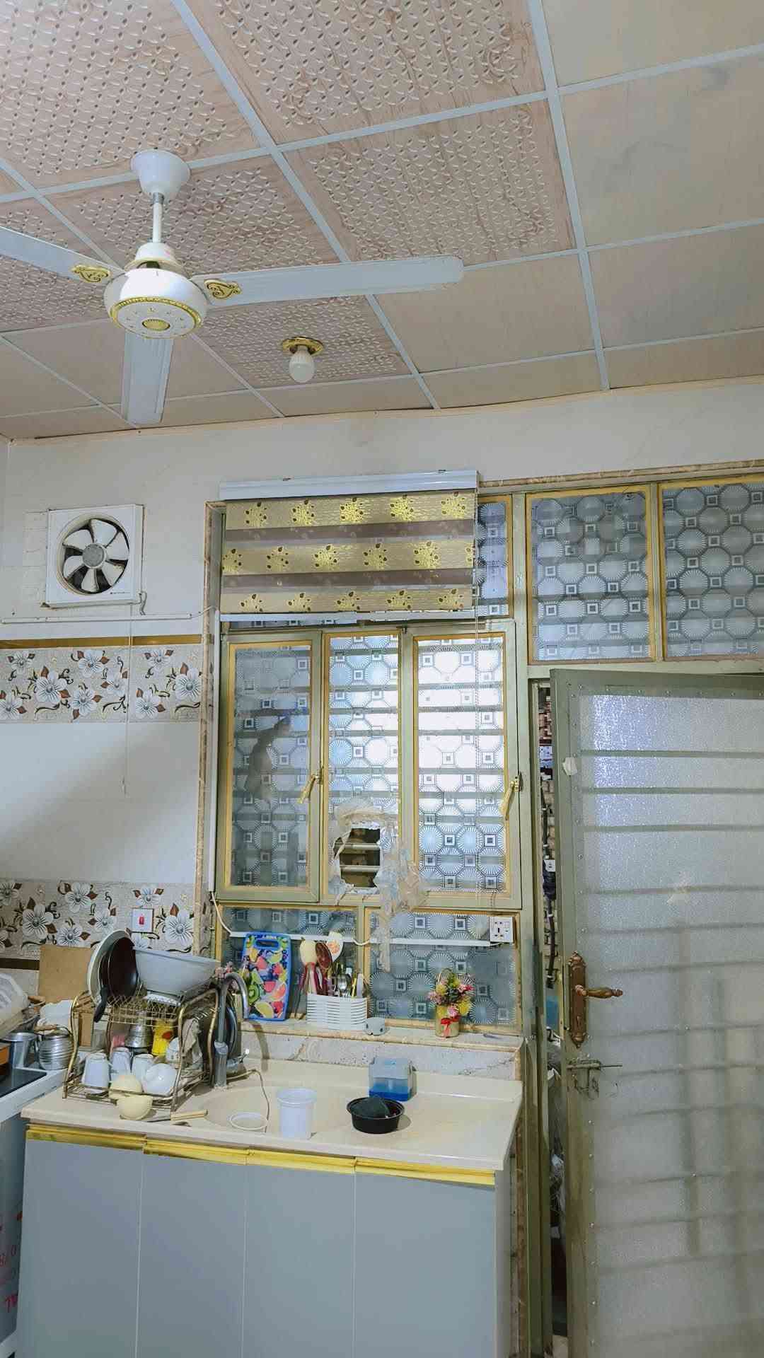 دار للببع خلف الملعب مساحه 140متر مسلح طابوك. غرفتين هول مطبخ براني ***********
