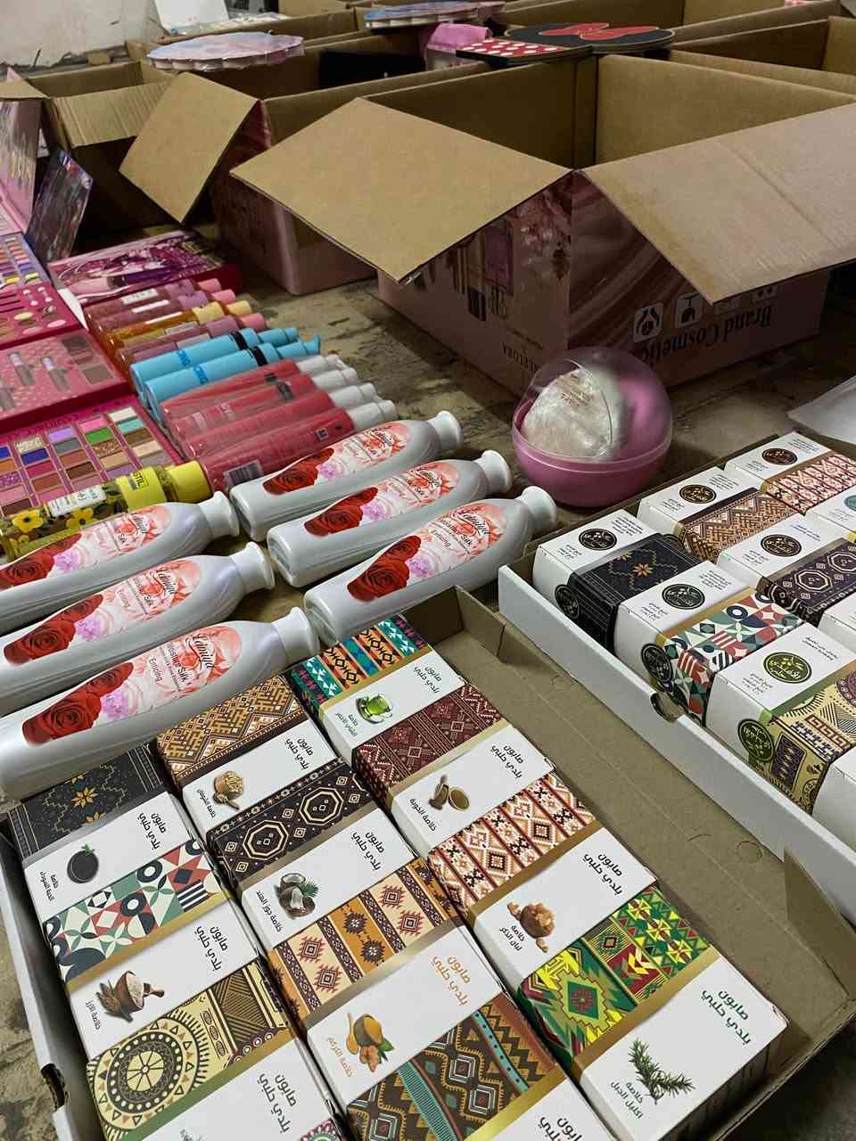 شلعه مكياج وعنايه 1500 قطعه كل انواع المكياج بيها باليتات حمر فاونديشن وكونسيلرات وبكجات و مسكارات وايلاينر واكحال ولب لاينر ومرطبات ولوشن جسم وصابون علاجي للبشره والجسم والشعر واضاءه كلوسات مزيل مكياج وغسول بشره وبلشرات كلللششي بيها 
للاستفسار مراسله واتساب : *********** 
@إشارة

