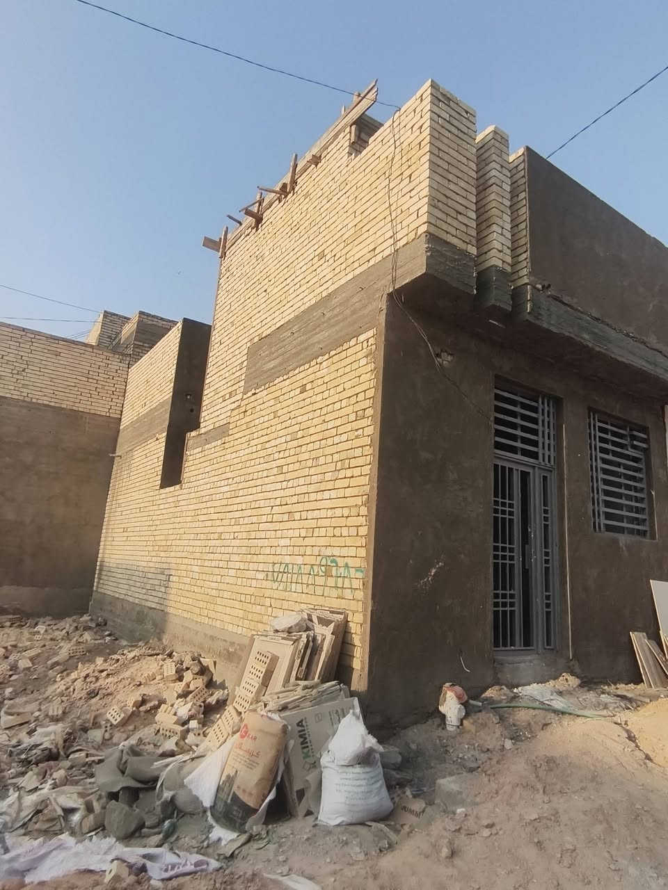دار للبيع حي النداء شارع المجمعات خلف صيدلية دبي المساحة 50متر طابق واحد درجة اولى قيد الانشاء يحتوي على غرفة +صالة +مطبخ +صحيات السعر 58 مع المجال للتواصل خاص او على الرقم ***********
