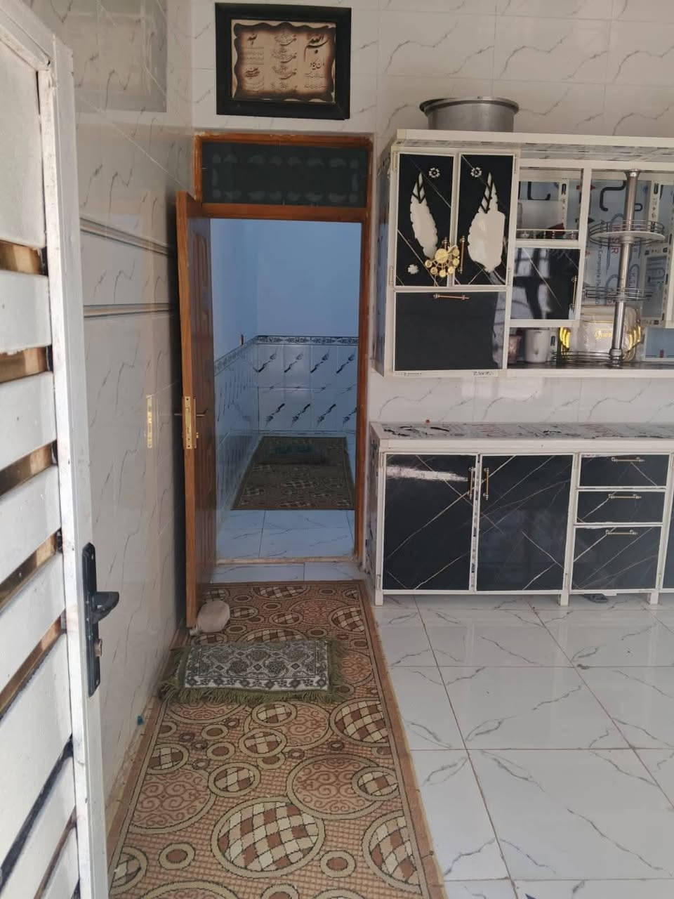 السلام عليكم 
🏠 إعلان بيع منزل (بناء حديث ونظيف جداً)
​المساحة: 200 متر  ( زراعي)
الموقع: بين الحمزة والمنصور (يقع تحديداً في منطقة المنصور)
​📋 تفاصيل ومواصفات البيت:
​الغرف: غرفتين نوم واسعتان وبنيان حديث.
​الاستقبال والصالة: صالة معيشة مريحة + براني (هيكل غير مكتمل).
​المطبخ: مطبخ مرتب وعصري.
​الصحيات: صحيات داخلية وخارجية مكتملة.
​المرافق الأخرى:
​ممر جانبي بعرض مترين.
​درج صعود إلى السطح.
​طارمة (حوش) كبيرة.
​ملاحظة: البيت بنيان جديد ونظيف جداً .
​💰 السعر ومعلومات الاتصال:
​السعر: مناسب جداً (قابل للتفاوض للجادين).
​للإستفسار والحجز، يرجى الاتصال على الرقم التالي:
📞 ***********
