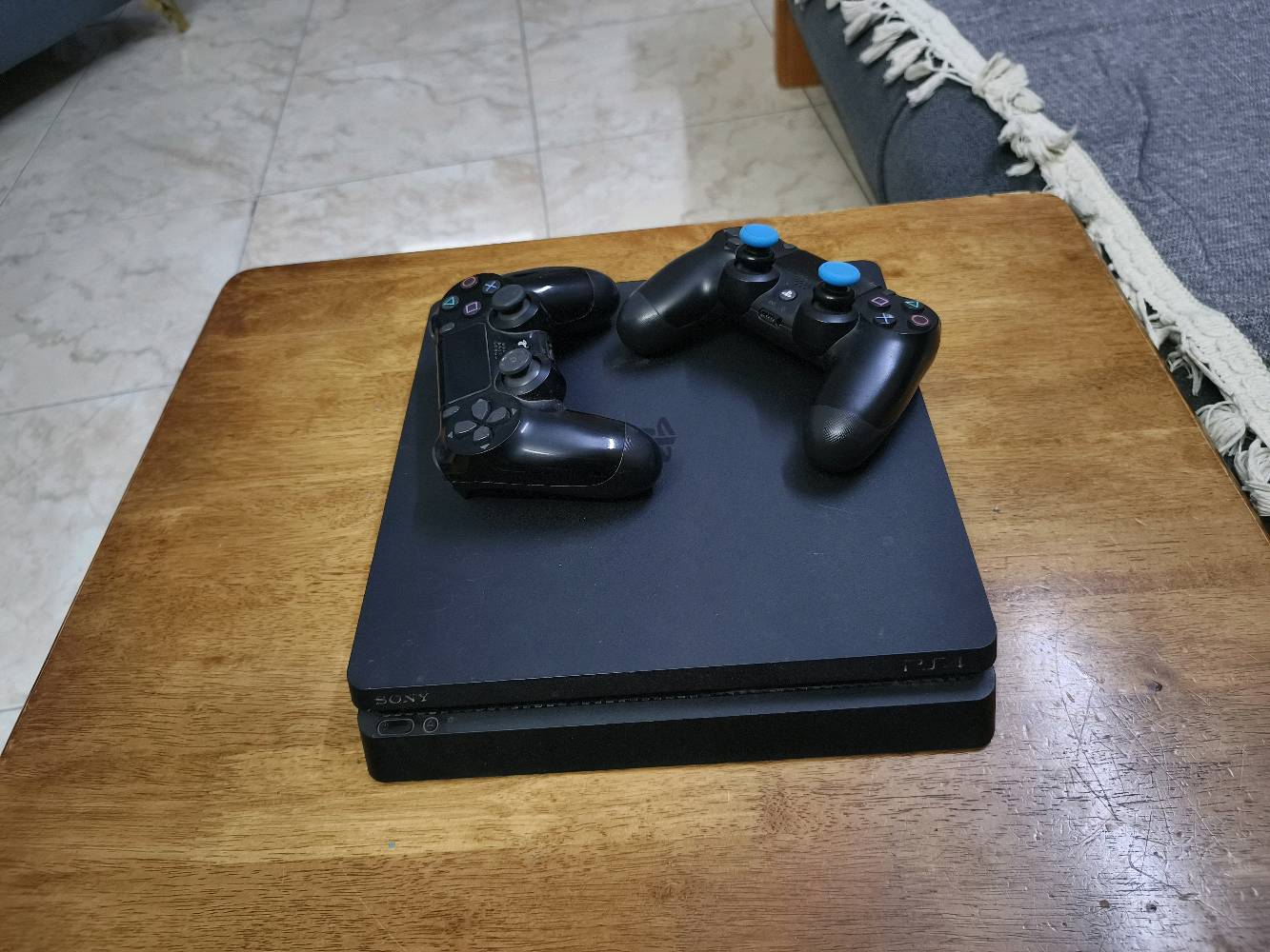 للبيع: جهاز PlayStation 4 Slim (نص تيرا - 500GB)
حالة الجهاز والمواصفات:
النظافة: مستعمل نظيف جداً ومفرمت وجاهز للاستخدام مباشرة.
الحالة الفنية: لا مفتوح ولا مصلح أبداً، ستيكر الشركة (الضمان الأصلي) موضح بالصور وموجود لم يلمس.
الأونلاين: غير مبند وسغال أونلاين طبيعي 100%.
المساحة: 500 جيجابايت.
الملحقات:
 (يدّة تجارية شغال طبيعي + يدّة أصلية تحتاج تصليح ).
كابلات التوصيل كاملة (كابل الطاقة، كابل HDMI).
السعر: (200)
المكان: ( بغداد )
التواصل: ***********