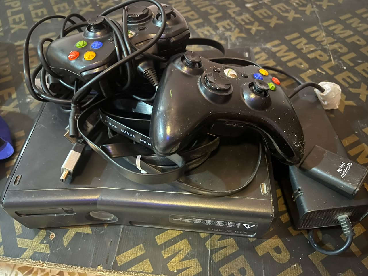 السلام عليكم للبيع اكس بوكس 360 نضيف مستخدم استخدام شخصي وما مصلح ولا بيه اي شي مع ملحقاته 
ومع يدات  (جويستك) عدد ٢
مع بطاريات عدد ٢ 
مع فيشه HD عدد ٢
العنوان البصره الدير السعر ١٢٥ وبيه مجال للطيبين
***********
