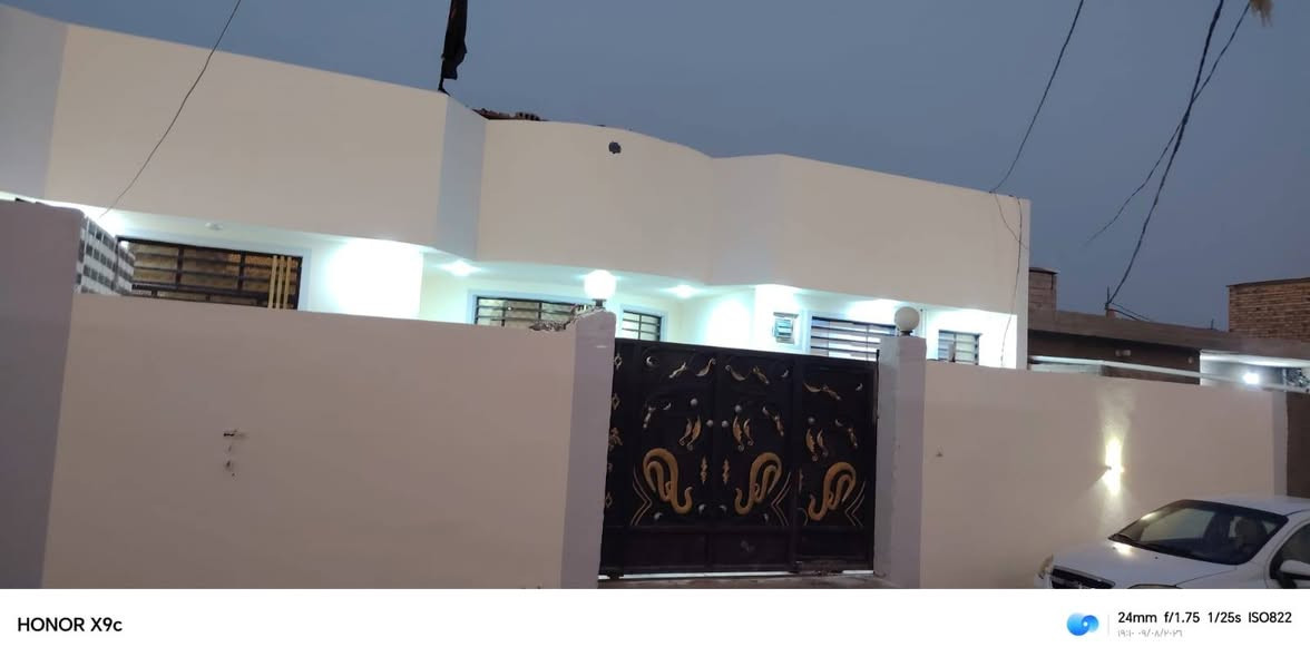 بيت للبيع مساحه 300يحتوي علا ثلاث قرف نوم وستقبال اصحيات داخل البيت وخارج بيت كامل شقل درجه وله بناء طابوك وصب كونكريت فوق وجوا لساس كله بورسلين وجدران سيراميك صطح مزفت سعر 75وبي مجال نجف عمود 134.جميع. لخدملت جاهزه ماء كهربا مولد ذهبي بيت جديد ونضيف وكامل 

لستفسار برقم ***********
