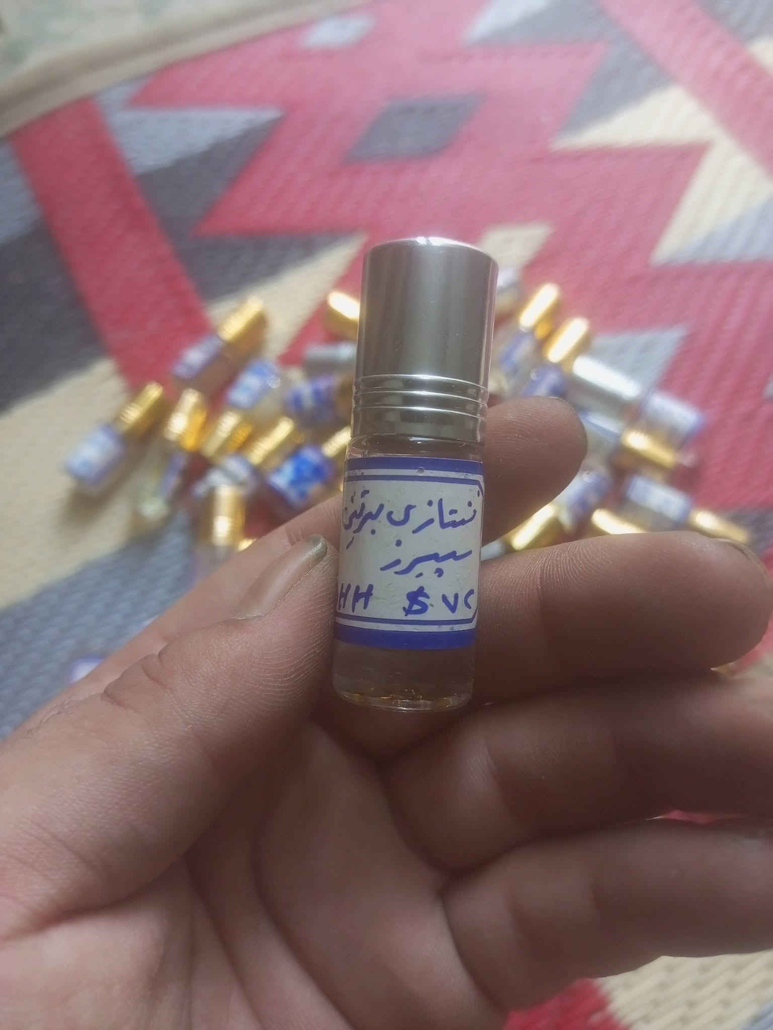 السلام عليكم..
للبيع عطور زيتية تركيب (ربع تولة) شروة كاملة بسعر تصفية لأصحاب البسطات أو الاستخدام الشخصي.

العدد الكلي: تقريباً 50 حبة.

الروائح: تشكيلة منوعة (فرنسي، شرقي، سويت) مثل عود الشيخ، زهرة الخليج، سبورت، ليرة اتنس، وبيري ميتاليك.

حالة الزجاجات: الزجاجات نظيفة، لكن المستويات مختلفة (اكو بيهن متروسات، واكو نص، واكو ربع) والمعاينة واضحة بالصور
السعر 25 قفل مكاني بغداد
