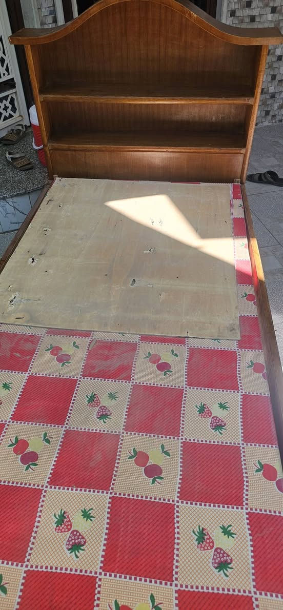 تخت نفر واحد شغل توصي الاسفل مالو قوي وميز حاسبه للبيع التخت ٧٥ الف والميز ١٥ الف للاتصال ***********
