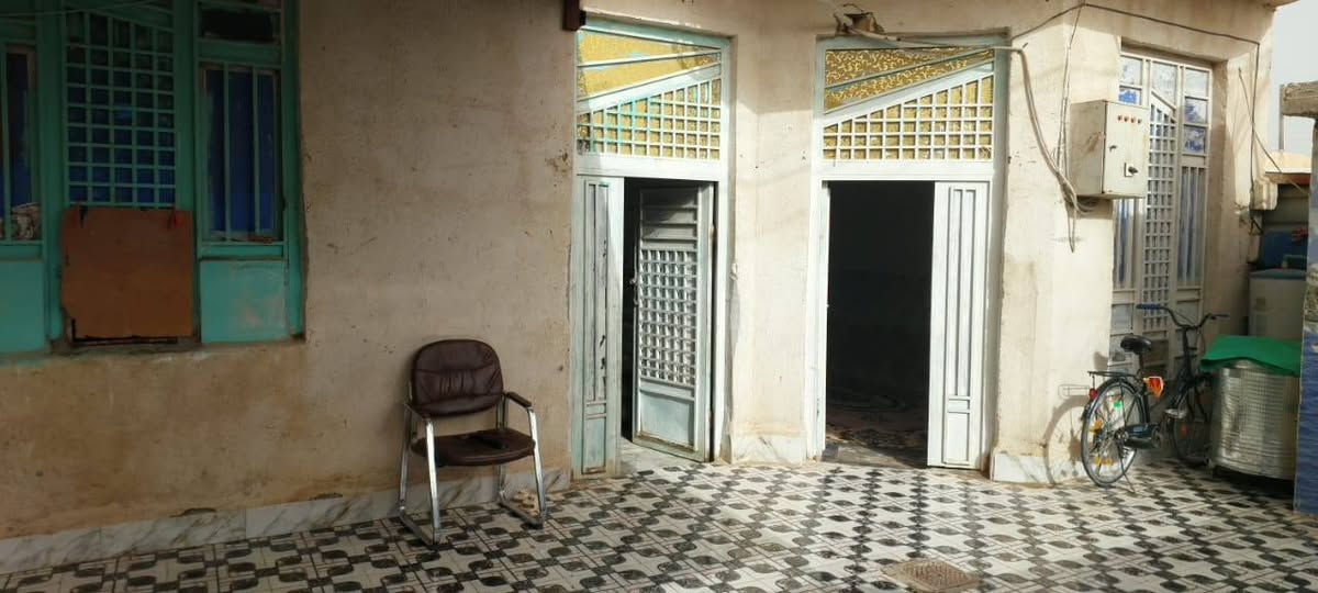السلام عليكم بيت في حاوي العباس  يم صيطره حاوي العباس مساحته 220 للستفسار التصال بل رقم ***********
