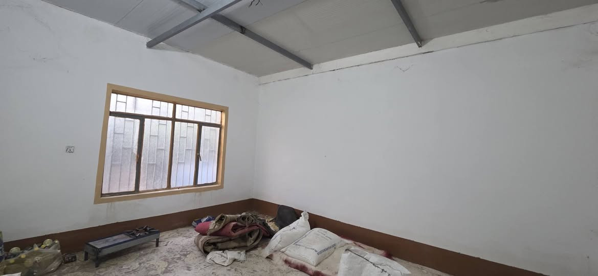 نص دونم طابوا زراعي سند 25 على طريق ابو الجاسم يبعد عن الشارع العام 400م يحتوي على بيت متكون من غرفتين واستقبال وصاله ومطبخ وصحيات ومشتمل صغير  مع غرفه وهول الوجه 20م النزال 70م مع نهر قرب البيت السعر ب 49 مليون 
الاستفسار  ***********

