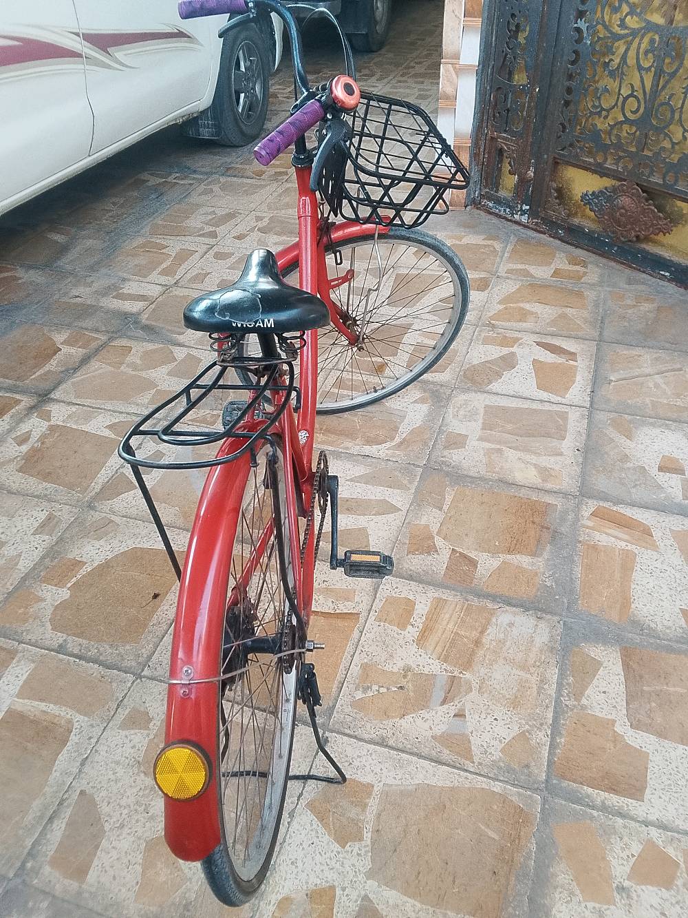 ​🚲 باسكل حجم 26 للبيع - بحالة ممتازة وجاهزة للاستخدام
 اليومي ومناسبة للمدرسة 🚴‍♂️
​الحالة : تعمل بحالة جيدة جداً💯، مسبوغة ومجددة بمظهر نظيف بدون الحاجة لأي مصاريف إضافية.
​ملحقات :
​سلة أمامية واسعة ونظيفة.
​حمالة خلفية قوية.
​ستاند (مسند وقوف) مزدوج لثبات ممتاز ✅
​جرس تنبيه يدوي 🔔
السعر: 75,000 دينار وقابل للتفاوض .