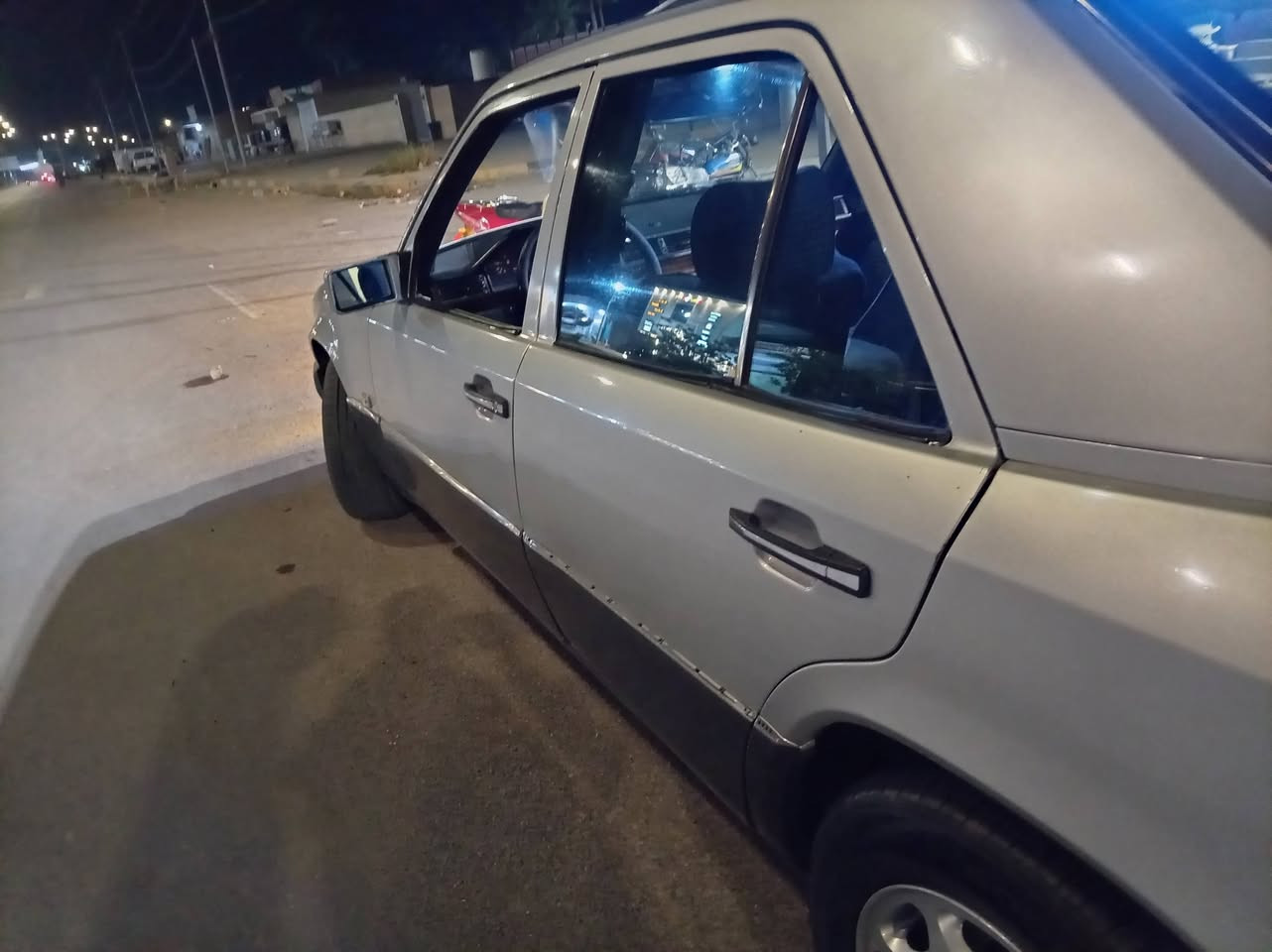 السلام عليكم للبيع مارسيدس 320بيبي دب موديل ٩٣ سياره جاهزه گير محرك كهربائيات كلها جاهزه سياره مرشوشه عام بدون ضربه قطرة معجون مابيها قطرة خياس مابيها قواعد دبلات بلاديه محرك خراطيم رقم كركوك تحويل مباشر السعر ٧٠ وبيها مجال بسيط العنوان الضلوعية ***********
