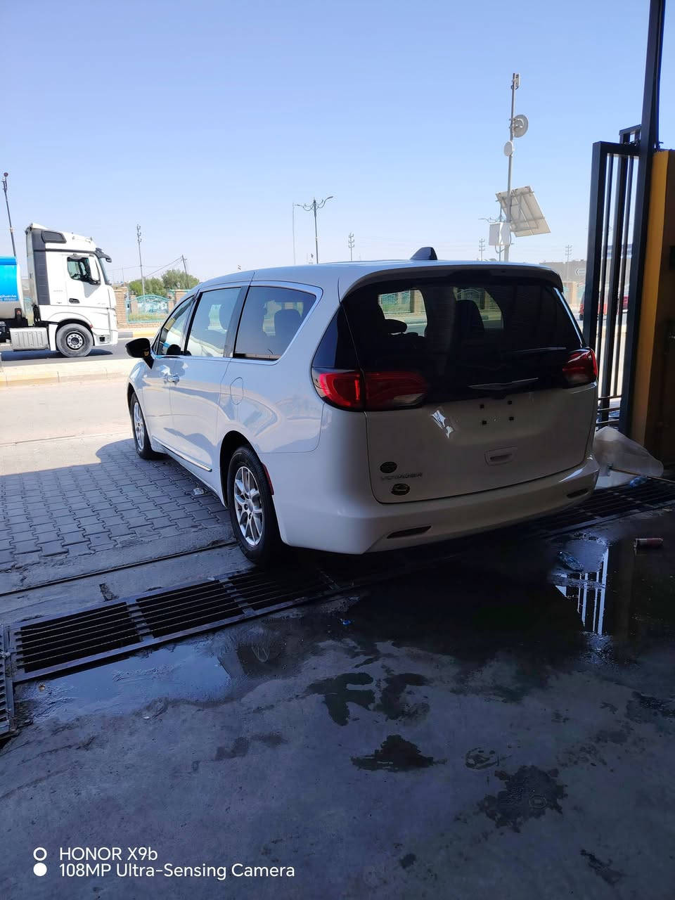 باسفيكا فيوجر موديل2024 دخول جديد ترقيم جديد شهداء السياره بيها تبديل بابتين وجاملغ امامي نفس اللون فقط السياره جديده بمعنى الكلمه موصفات  عاديه كشن السايق كهرباء وتدفئه بالكشنات الاماميه والستيرن  الجاد بالشراء سعرها 200 وبيها مجال رقم التواصل ***********

نص مكتوب في الصور:
- O HONOR X9b 108MP Ultra-Sensing Camera
- HONOR X9b
- 108MP Ultra-Sensing Camera
- HONOR X9b 108MP Ultra-Sensing Camera