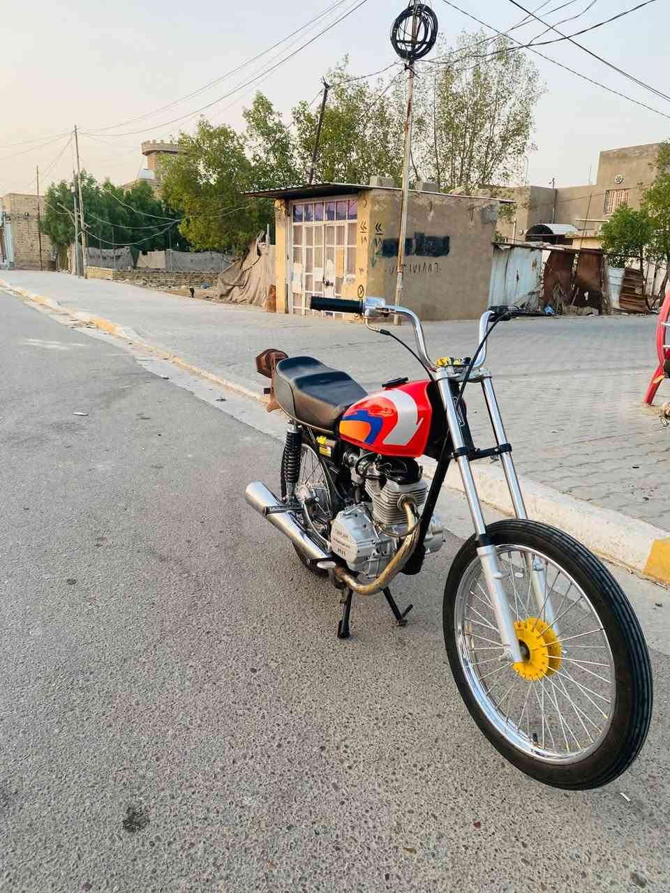 السلام عليكم دراجه للبيع شاصي نامه 26اوراق سكنر  ومكينه 21 طياره نامه برو نصبه ومعدل فول الدراجه ب550وبيه مجال قليل مكاني ديوانيه مركز الشراي يتصل ***********
