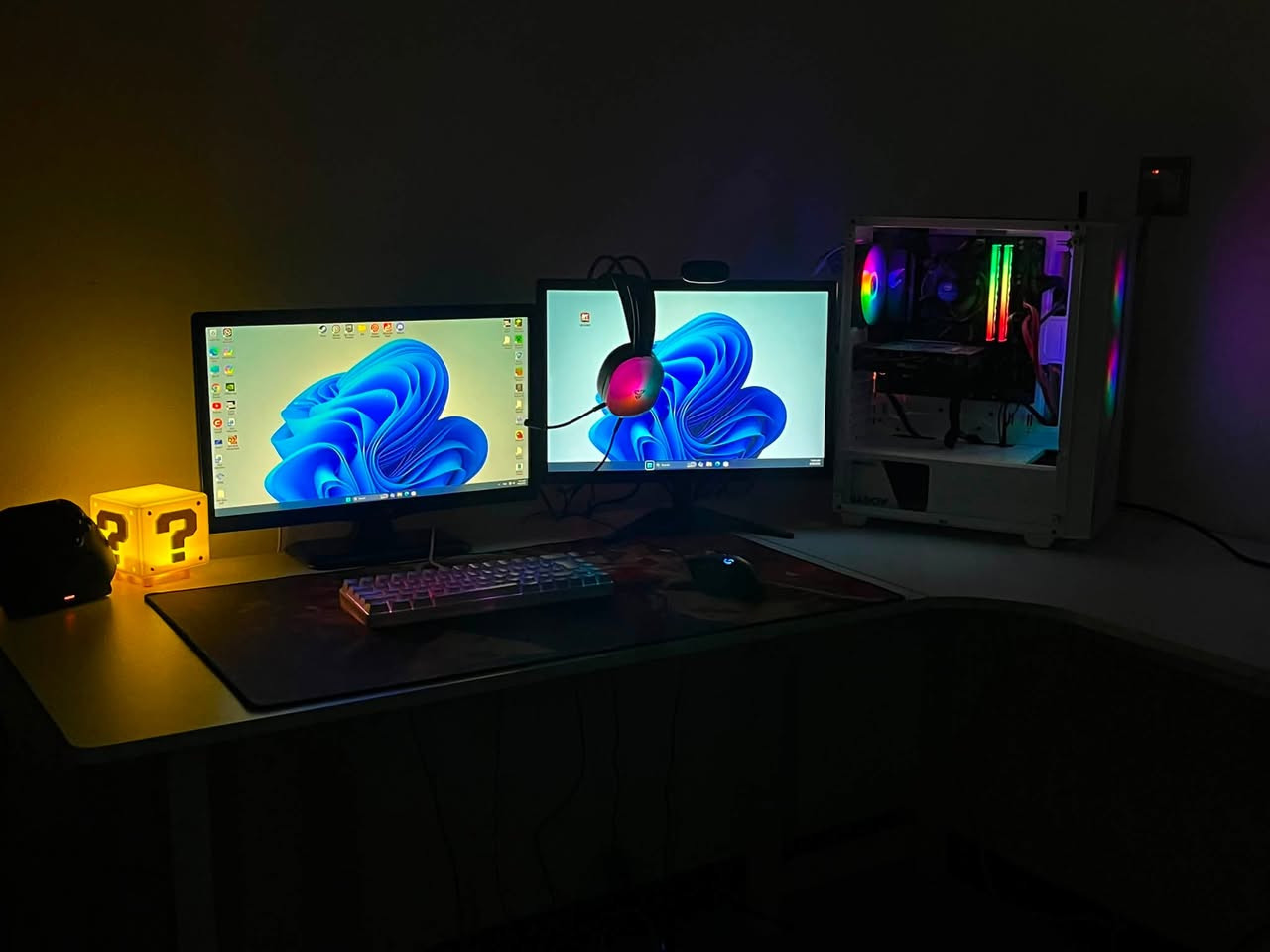 السلا عليكم
عندي PC للبيع  شلعة كاملة فقط يعني تشد وتلعب كبل ماكو اي نقوصات . 
المواصفات : 
الكيس من شركة Fantech
المعالج intl i5 10400F
البورد b460  
الرامات 16GB 8x2 RGP DDR4
الكرت 1660 سوبر 6GB 
البور من شركة Fantech 650W
الهاردات  اول شي M.2 1T + HDD 1T + HDD 700GB + SSD 128GB 
يعني المساحة تقريبا 3T بشكل كلي 
الملحقات شاشات ثنين الاولى LG  والثانية LED  + مكعب الحض + يده احترافية من شركة MANBA تحكم شاشة بيه + كيبورد من شركة HYSJ + ماوس من شركة لوجتك احترافي G502 + سماعة احترافية وكلش مريحة من شركة Fantech 
السعر 920 الف وبيه مجال 
تواصل خاص او رقمي ; ***********

