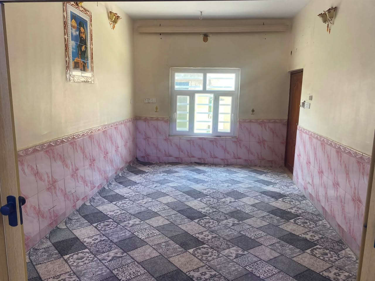 دار سكن لبيع طابقين
الموقع حي الجمهوري خلف ملعب الاتفاق
المساحة 192 متر
البناء غرفتين صالة مطبخ استقبال صحيات داخلية وخارجية 
الطابق الثاني غرفتين صالة 
البيت نظيف جدآ 
التواصل ***********
