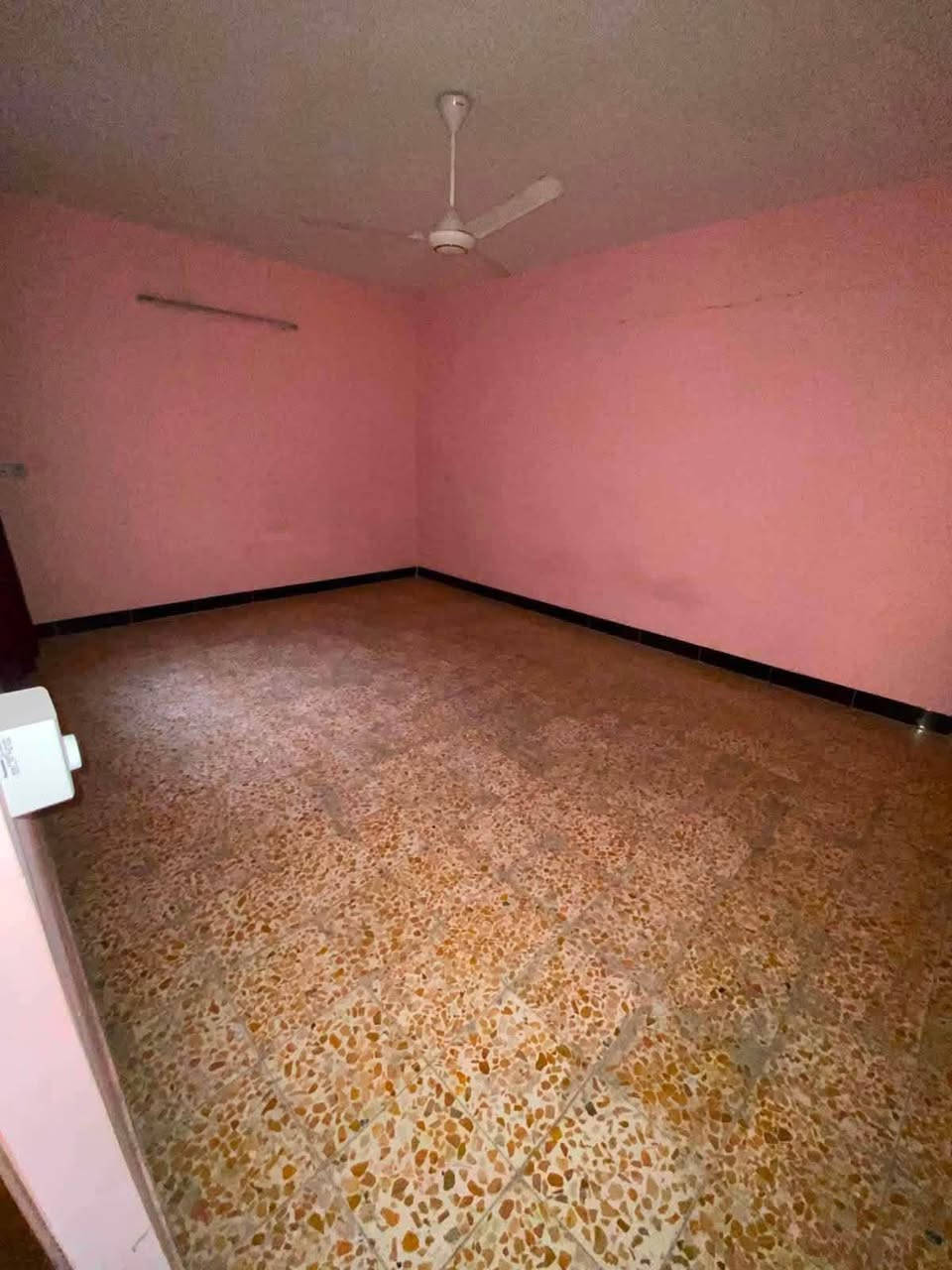 #للايجار في منطقة السيدية
بيت سكني ونظيف جداً، جاهز للسكن، يتميز بموقع هادئ ومناسب للعوائل.

المساحة: 150 متر

🔹 يحتوي على:

* 3 غرف  نوم

* صالة

* مطبخ

* خدمات 
 
* ⁠كراج

💰 الإيجار: مليون وربع

📞 للاستفسار:***********
