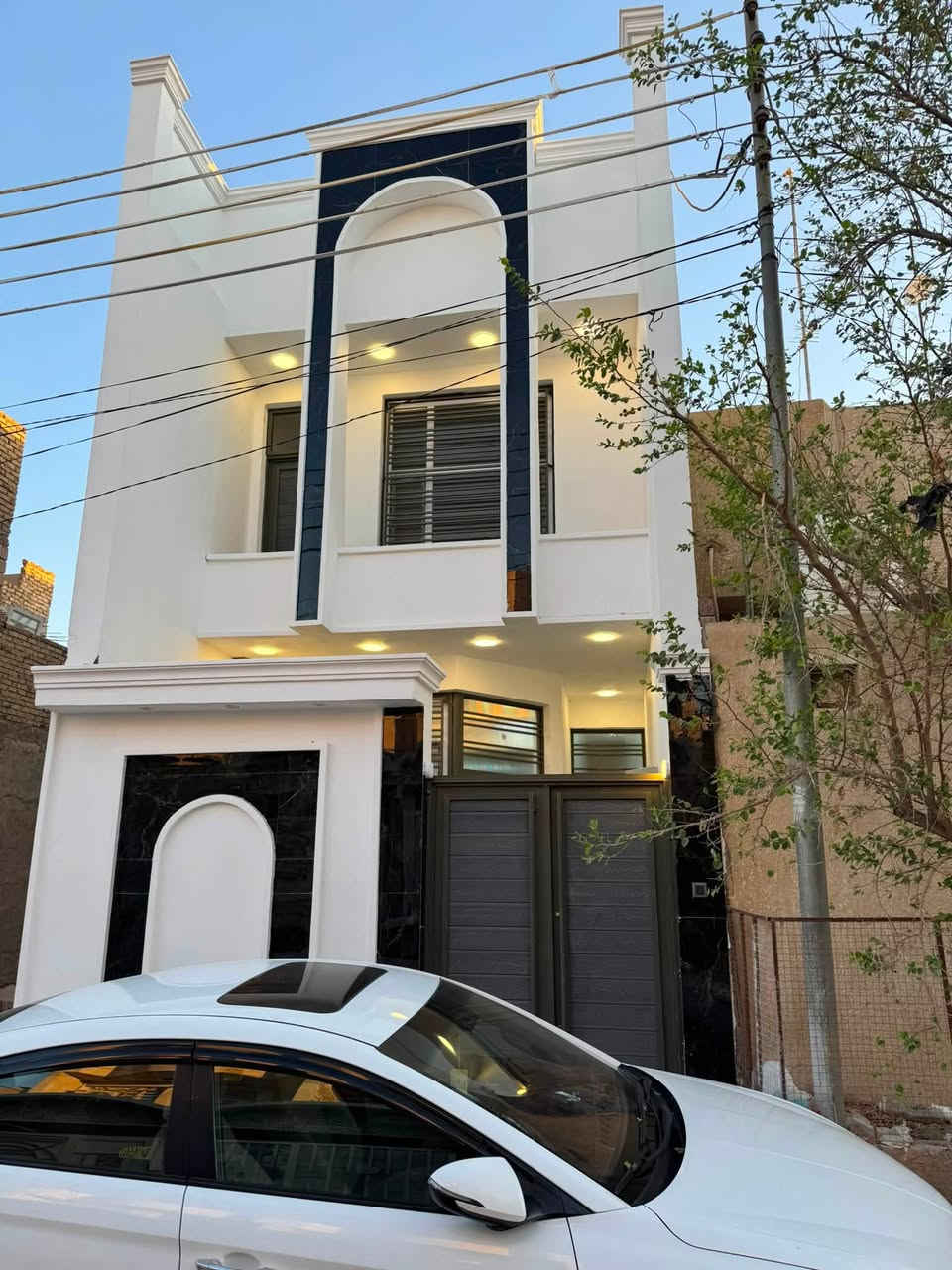 دار  للبيع طابو صرف في كربلاء حي الفارس بناء جديد غير مسكون سابقاً  وبمساحة 107 متر مربع  ( الواجهة 5 متر والنزال 21 ونص متر   ) .

تفاصيل الدار كالاتي : الطابق الأرضي عبارة عن صالة ومطبخ وغرفة نوم وصحيات عدد /2 داخلية وخارجية . 
الطابق الاول عبارة عن غرف نوم عدد 2 وصحيات . 

ملاحظة يوجد فيديو تفصيلي للدار اليحب يشوفه يراسلني واتساب . 

السعر : 160 مليون دينار  سعر نهائي غير قابل للتفاوض. 

للاستفسار الاتصال او المراسلة على الواتساب على الرقم التالي : ***********
