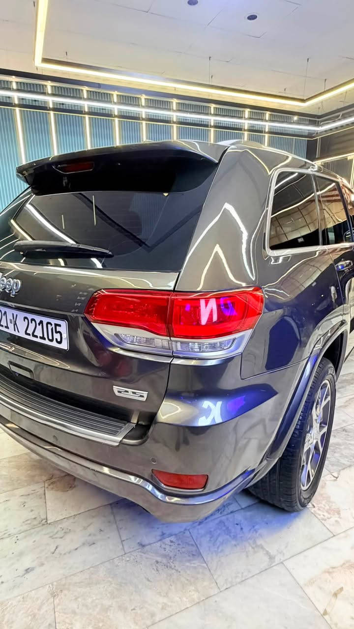 السلام عليكم جيب فول مواصفات نسخة 25
🚨 للبيع. Jeep Grand Cherokee 🚨

🔹 الفئة: Grand Cherokee 25th
🔹 الموديل: 2018
🔹 الوارد: امريكي ٣ قطع صبغ 
🔹 المحرك: 3.6 لتر V6 بنزين
🔹 القوة: حوالي 295 حصان
🔹 ناقل الحركة: أوتوماتيك 8 سرعات
🔹 الدفع: رباعي 4×4
🔹 الممشى:150 الف  كم 
🔹 اللون الخارجي: رصاصي 🩶
🔹 الداخلية: اسود – جلد فاخر 
🔹 عدد المقاعد: 5 ركاب
🔹 نوع الهيكل: SUV عائلية رياضية

✨ المواصفات والتجهيزات:

• فتحة سقف بانوراما مزدوجة
• مقاعد جلد فاخر
• مقاعد أمامية كهربائية
• ذاكرة لمقعد السائق
• تدفئة  للمقاعد الأمامية
• تدفئة للمقاعد الخلفية
• مقود جلد فاخر مع تحكم كهربائي
• مقود متعدد الوظائف
• شاشة لمس كبيرة لنظام الترفيه والملاحة
• نظام ملاحة GPS
• ربط Apple CarPlay وAndroid Auto
• بلوتوث ومداخل USB وAUX
• نظام صوتي فاخر من Harman Kardon
• شاشات ومعلومات متعددة للسائق
• تشغيل بصمة أو تشغيل ذكي
• دخول ذكي بدون مفتاح
• تشغيل عن بُعد
• تكييف أوتوماتيك ثنائي  المناطق
• فتحات تكييف للمقاعد الخلفية
• كاميرا خلفية
• حساسات أمامية وخلفية
• رادارات جانبية وخلفية
• نظام مراقبة النقطة العمياء
• نظام فرملة طوارئ أوتوماتيكية
• مثبت سرعة متكيف
• نظام مراقبة حركة المرور الخلفية
• حساسات مطر وإضاءة
• مرايا جانبية كهربائية وقابلة للطي
• مرايا جانبية مع تسخين
• إضاءة LED أو زينون عدسات قوية جداً اني شادها
• إضاءة نهارية LED
• مصابيح ضباب
• جنوط ألمنيوم أصلية
• جكات كهربائية للباب الخلفي
• باب خلفي كهربائي
• نظام دفع رباعي 4×4
• أنظمة قيادة متعددة حسب نوع الطريق
• نظام التحكم بالنزول من المنحدرات
• نظام التحكم بالثبات الإلكتروني
• نظام مانع انزلاق
• نظام مراقبة ضغط الإطارات
• فرامل مانعة للانغلاق ABS
• توزيع إلكتروني لقوة الفرامل
• وسائد هوائية أمامية وجانبية وستائرية
• مثبت سرعة
• قفل مركزي
• نوافذ كهربائية
• نظام إنذار ضد السرقة
• حساسات ركن أمامية وخلفية
• مساحة داخلية واسعة ومريحة
• صندوق خلفي واسع
• إطارات بحالة جيدة انتاج نهايه 2025
• صيانة دورية حسب الاستخدام
٠ جكات نزول وصعود السيارة 

📌 السيارة امريكبة  ونظيفة وجاهزة للاستخدام.
الحادث القطع الامامية ال ٣ بدون دواخل ولا لغد ولا شاصي
اللوحة سليمانية ( 21 ) 
شرط التحويل 

💰 السعر: ١٨٨$
📍 المكان: بغداد

للمهتمين والجادين، التواصل على الخاص او 
***********
