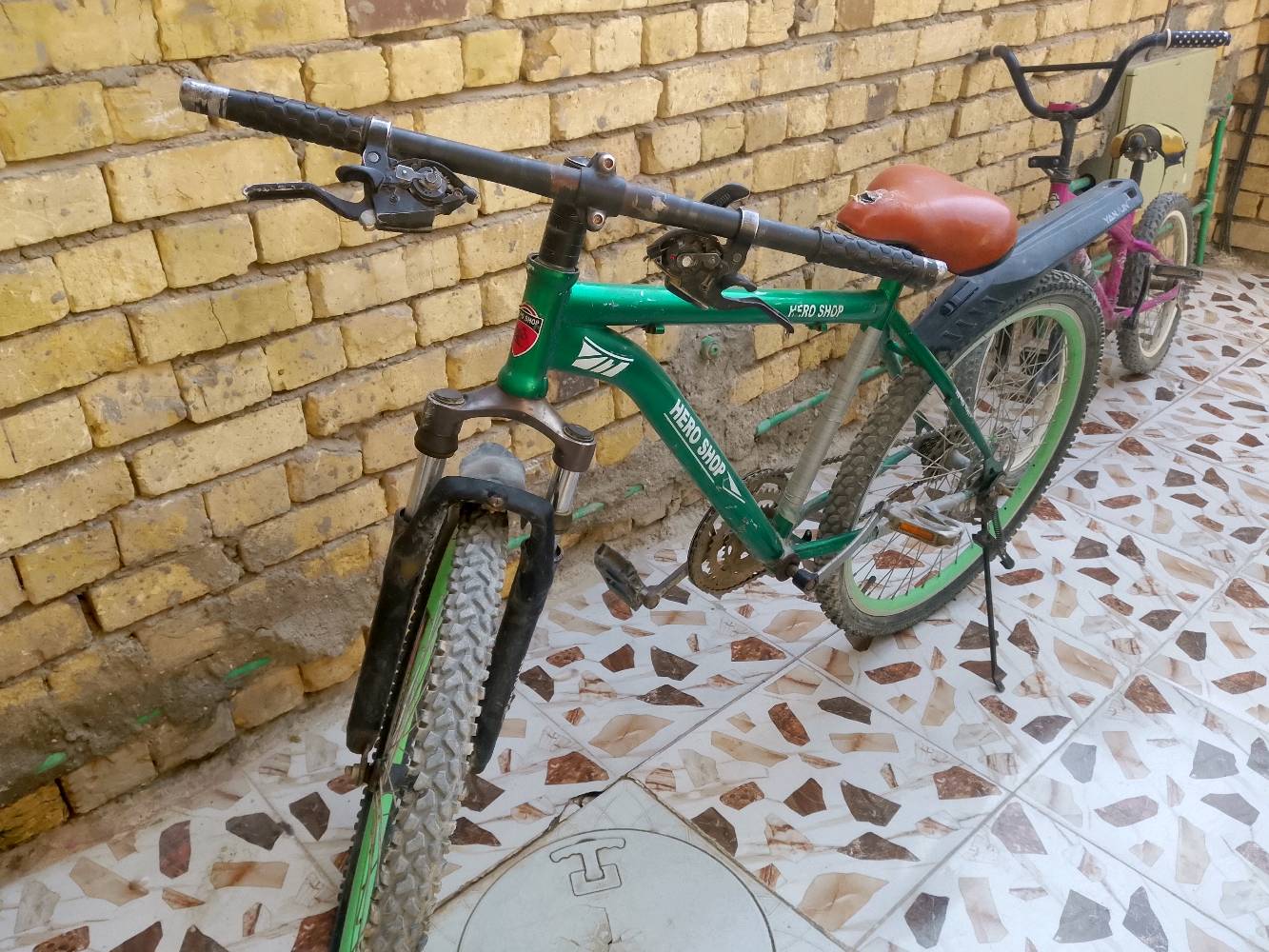 السعر 100 الف وبيه مجال