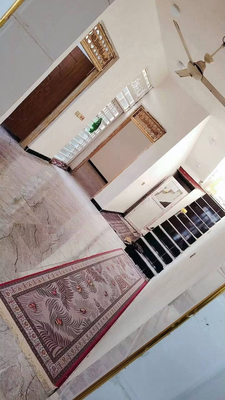 بيت طابو صرف ١٥٠ متر بااالشاافعية مطلوب اسكان ١٢ و٦٠٠ بنا طابوك درجه أوله اساس كونكريت سقف اعكاده يحتوي على غرفتين نوم صاله ومطبخ واستقبال وصحيات خارجيه وحمام داخلي يقع ع شارع ٢٠ متر وبضهره مدرسه ثانويه وابتدائيه وخطط مقابيله اعداديه ومركز صحي وخدمات جاي يشتغلون بيهه مجاري والمدرسة مقابلية الحلوه بي مايصير جار باب باب وياك مقابيلك ساحه مدرسه مستوصف حي الموضفين بي محل طول ٦ وعرض ٣ونص وبس انت عندك محل بالمنطقه السعر الكلي ٨٥ وقابل للتفاوض باليد ٧٣ بنا صارله ٦شهر جديد *********** اتصال +واتساب

