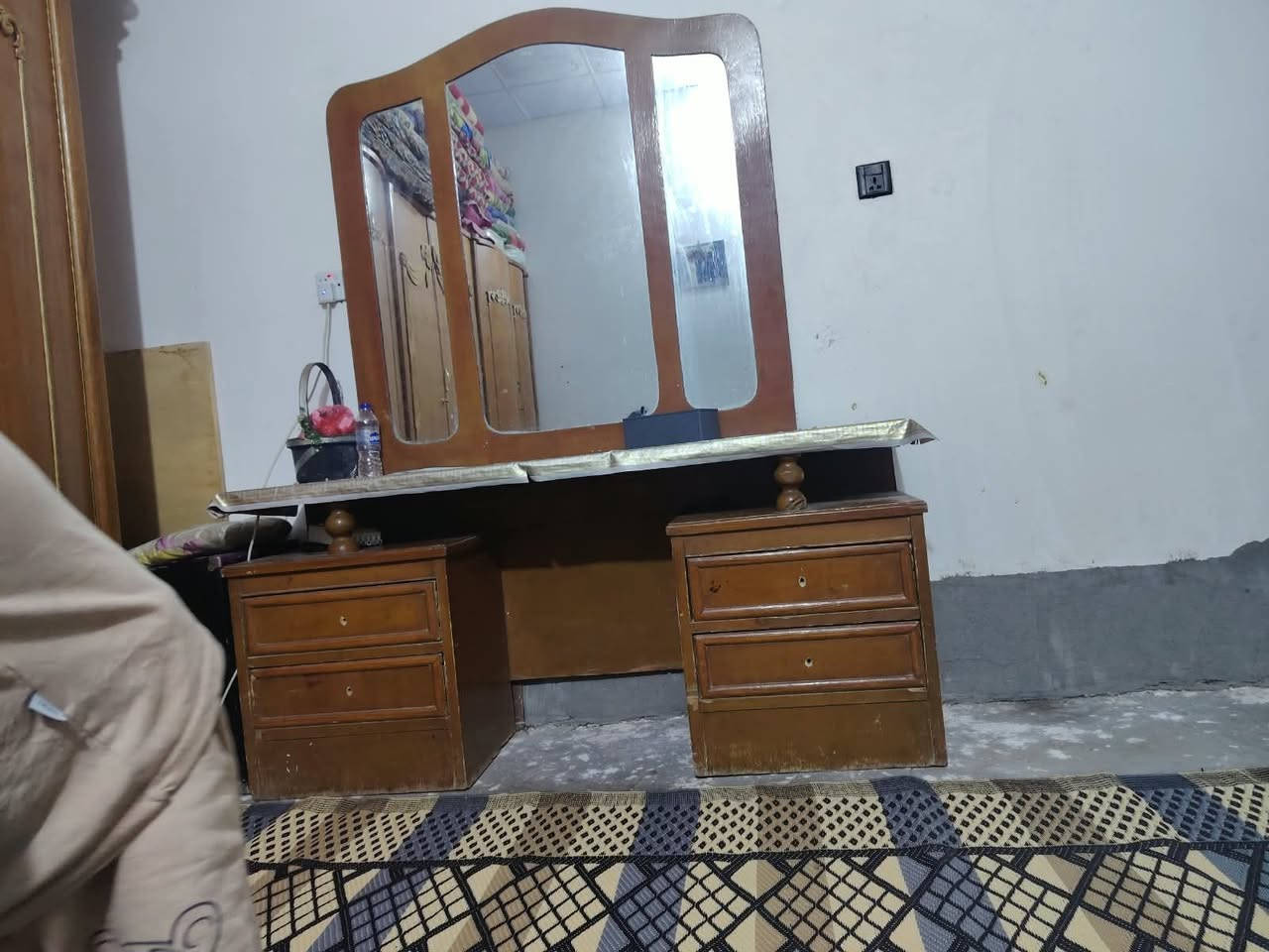 السلام عليكم كنتور وميز مرايه وتخته للبيع تزكام السعر 250 وبيه مجال مكاني كربلاء للاستفسار للاتصال على الرقم الخاص ***********

