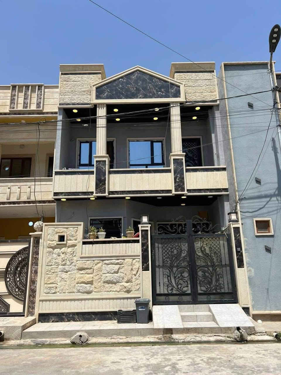 ( دار للبيع حي الملايين أولى)                              #إعلان_عروضات ⚜_شركة_انور_الهلال ⚜️_لتجارة_العقار_ومقاولات⚜  ⬅️دار للبيع / بناء 2025 
🌏موقع الدار / حي الملايين أولى /شارع14 .م
⏺️مساحة دار// .110 م/واجه6.م/
📃صنف العقار : سند زراعي بستان نموذج (25)
⬅️ خدمات كامل / ماء + كهرباء + تبليط عرض شارع 14 .م

⬅️الطابق الأول : غرفة نوم + هول + استقبال + مطبخ + صحيات + مناور واسعه +
 + حمام تواليت خارجي
⬅️الطابق الثاني : 2 غرف نوم واسعات + هول واسع +صحيات+ بلكونه + 
⬅️علق ب تم ليصلك السعر ع الخاص او اي استفسار آخر

مستعدون لأنجاز المعاملات في التسجيل العقاري ( تحويل / اقرار تمليك ) بأكفأ المحاميين ]⚖️⚖️

للاستفسار مراجعه المكتب :: او الاتصال برقم المكتب 
⬅️ محمد الجواري ***********
⬅️عبدالرزاق الجواري

/📞//***********

🌍موقع المكتب : حي الصديق سايدين مرطبات البحرين 
قرب إفران زينب                   
   نستقبل عروضاتكم طلباتكم العقاريه                                 من دور / وأرضي                              زراعي / تجاري /سكن
