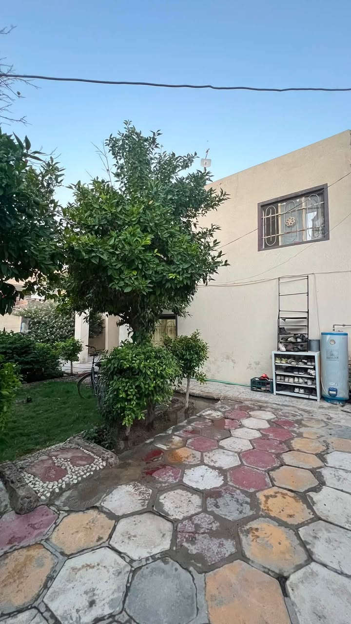 السلام عليكم دار للبيع
المساحه / 400 
اوقاف 

الموقع / حي الزهراء قرب مدرسه الوقف الشيعي 
يتكون البيت من غرفتين وصاله واستقبال ومطبخ وحديقه خارجيه 

***********
***********

