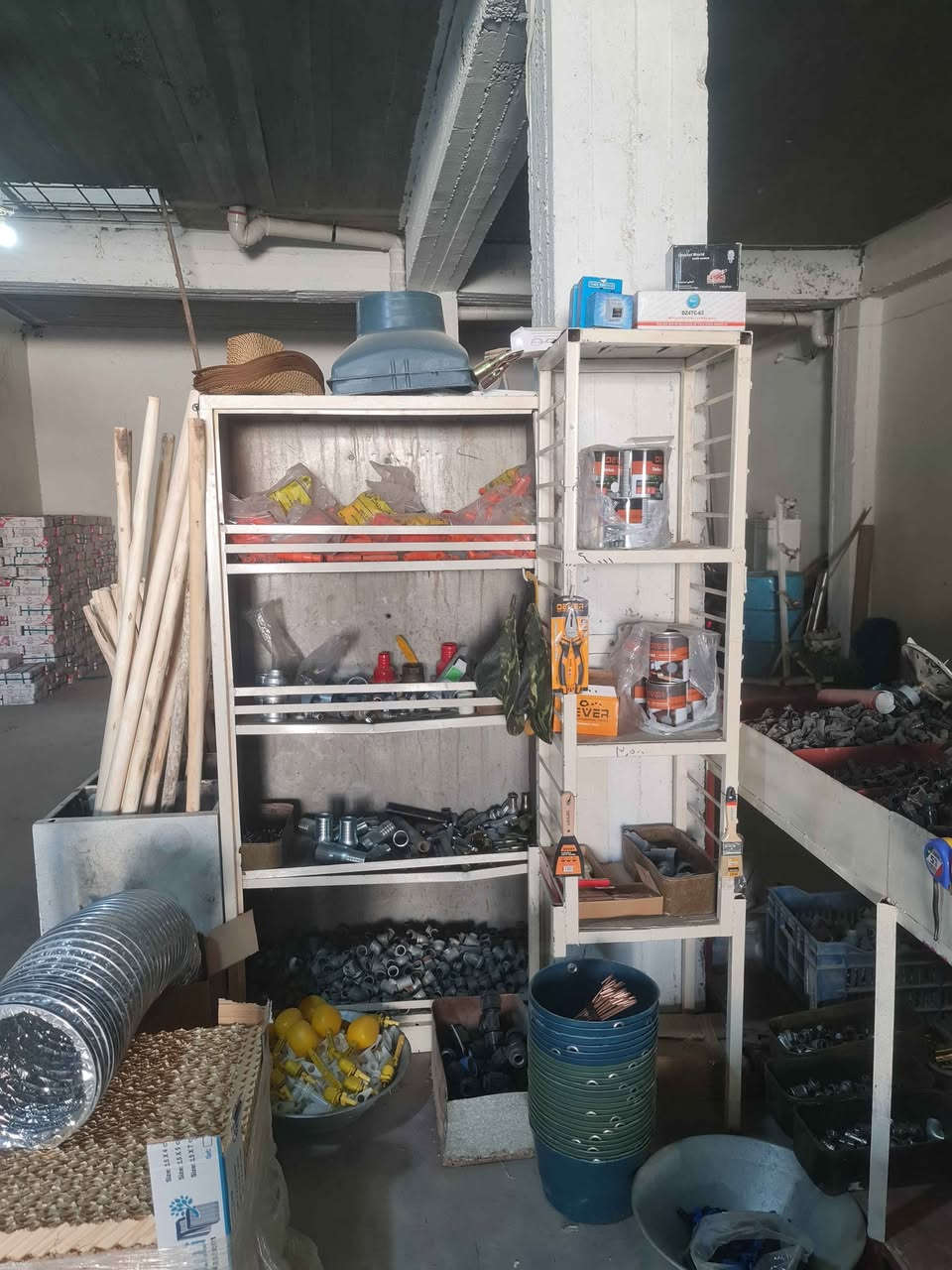 طاولة • رف محل • چەمچەماڵ شمشمل