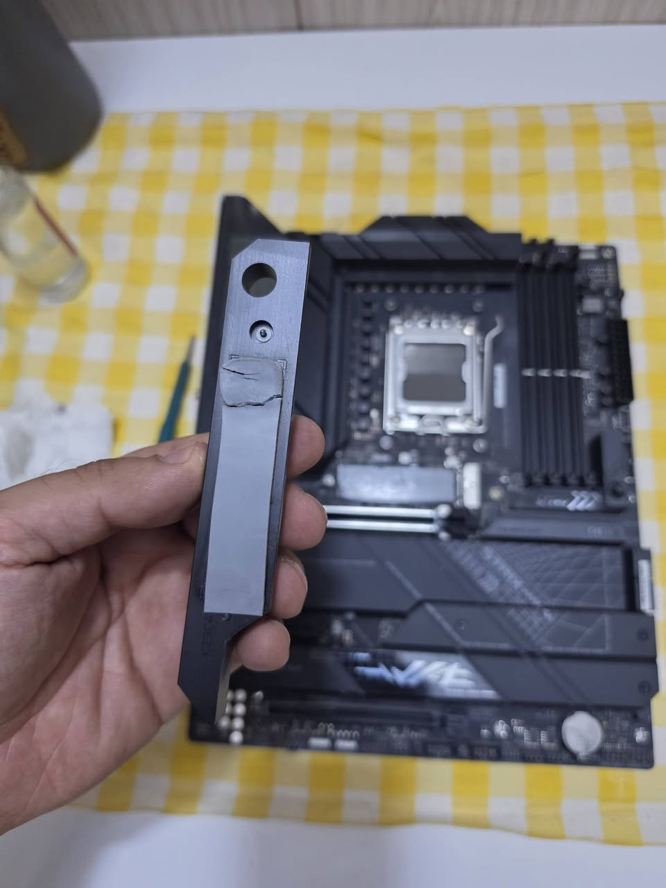 Asus ROG STRIX X670E-F GAMING WIFI ATX AM5 Motherboard
السلام عليكم 
السعر 350،000
كاملة مع كل الملحقات والكارتونة 
شغالة كلشي ما بيها شرط
ماخذها من العالمية
***********
***********
