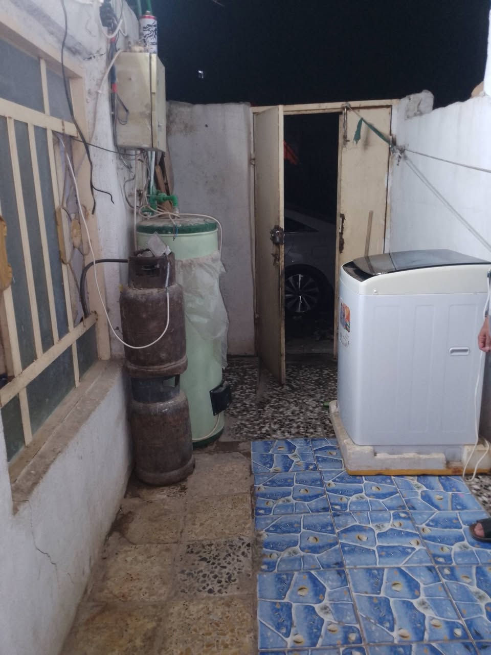 للبيع مساحه 70م يتكون من غرفتين وصاله ومطبخ وصحيات بناء ابلوك تجعيب طابوك السكف عكاده شيلمان السطح مطبك العنوان شارع المطار الجديد لشارع المجاور أسواق فدك ركن صاير ارضيه كاشي السعر12بي مجال للستفسار اتصل ***********
