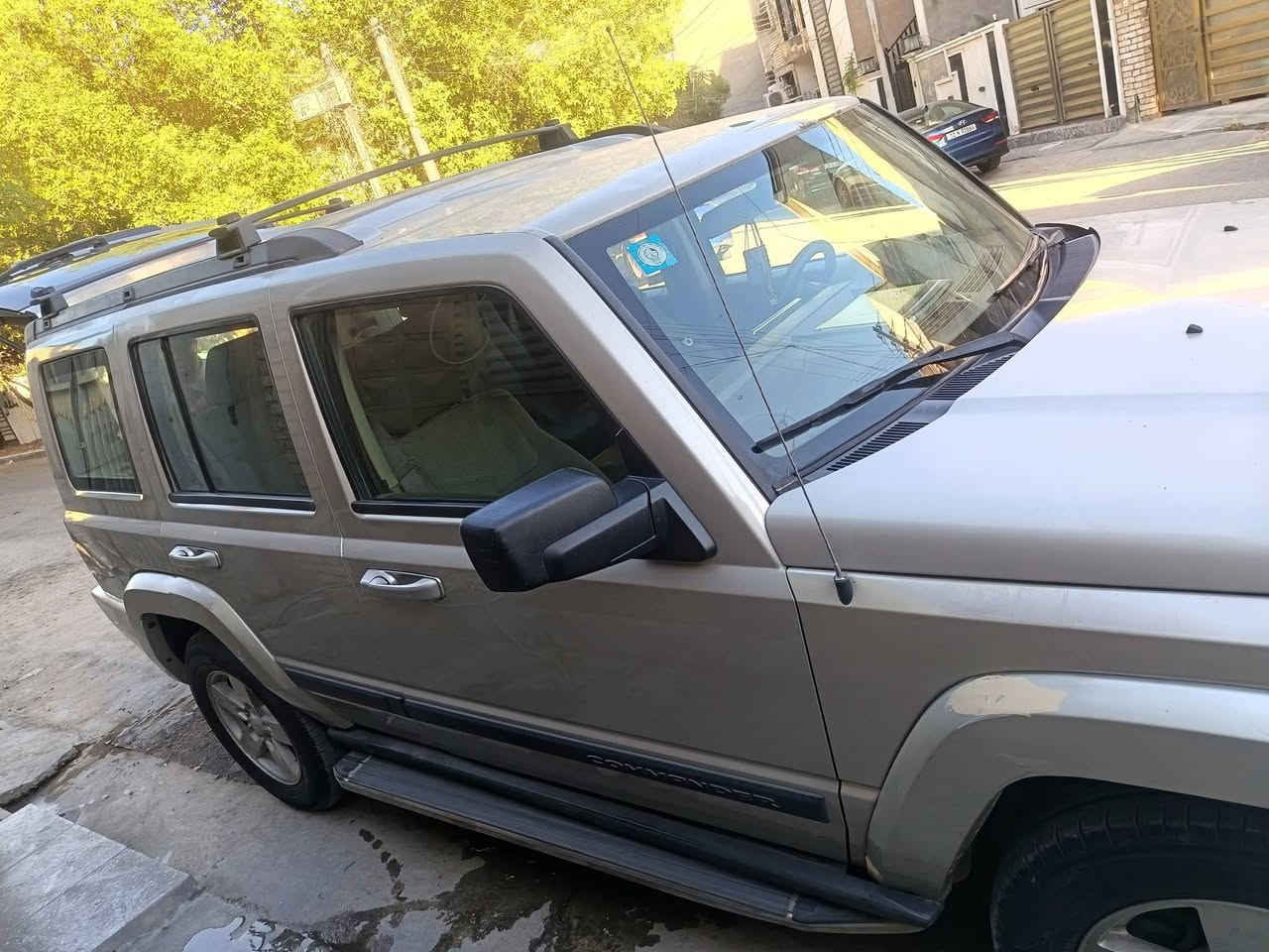 جيب كوماندر 2007 
سته سلندر 3700
سبعه راكب 
3قطع تبريد 
كير مكينه تبريد خير من الله 
تدفه تبريد سياره تحكم ستيرن 
كشن سايق كهربا شاشه كامرا 
سياره بيها بس ال جاملغ الأيمن الامامي 
بدون دواخل نضيفه سياره 
سياره ب اسمي 
مكاني بغداد الدوره حي الصحه 
السعر 95 وبيها مجال 
***********
***********
