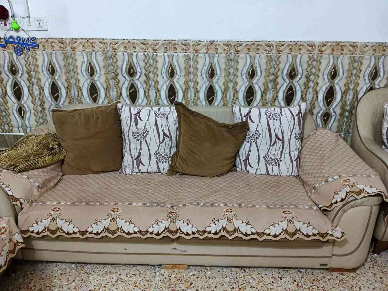 تخم تركي نضيف بي بس كرسي واحد الاسفنج شويه تعبان الباقي نضافه 90بل ميه يحتوي على أربع كراسي وقنفتين *********** العنوان بابل طهمازيه السعر 300 وبي مجال
