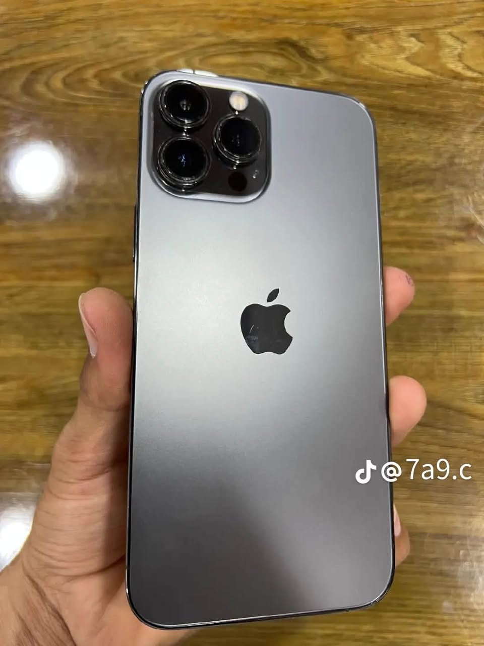 آيفون 13 برو ماكس مثل بل صوره جديد شرط كفاله وعل فحص 
ذاكره 256
بطاريه 87
مكاني بغداد حي النصر 
السفسار نتصال 

‭***********‬

نص مكتوب في الصور:
- @7a9.c
- J@7a9.c